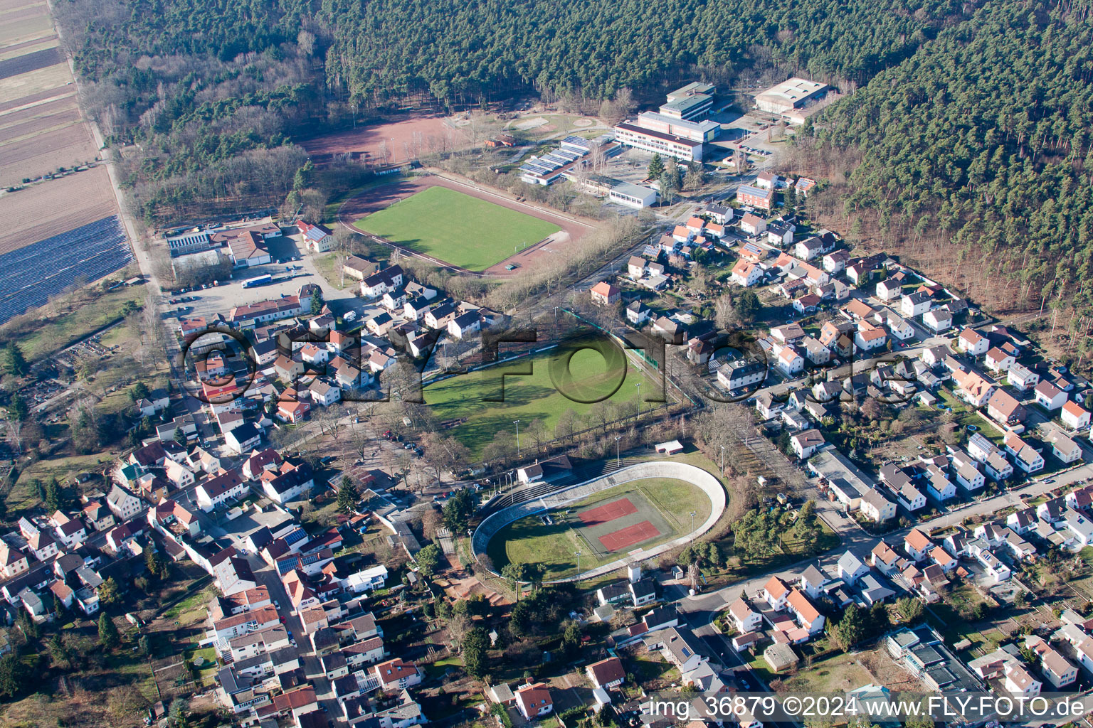 Vue aérienne de Parcours du vélo - hippodrome - parkour du RV08 à Dudenhofen dans le département Rhénanie-Palatinat, Allemagne