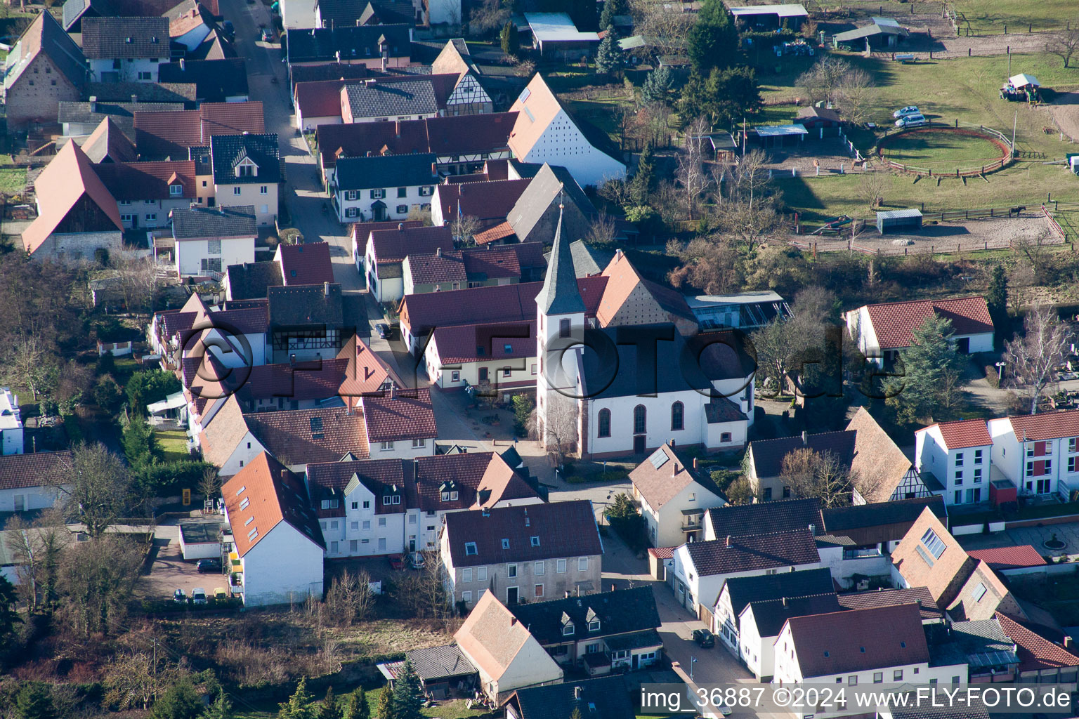 Vue aérienne de Bâtiment d'église au centre du village à Hanhofen dans le département Rhénanie-Palatinat, Allemagne