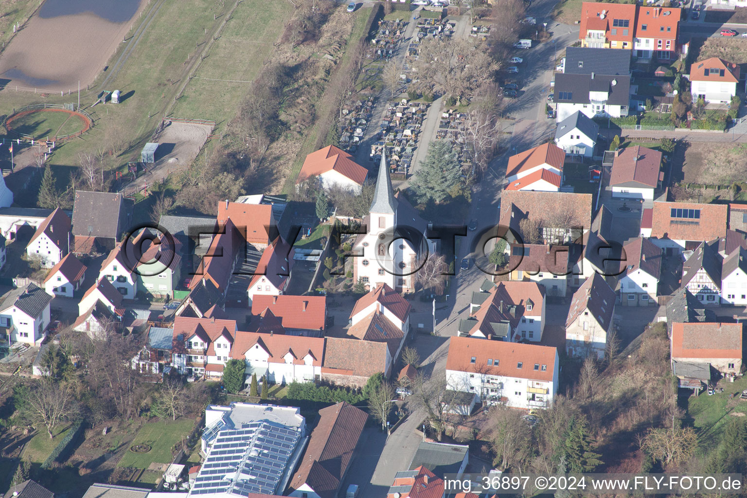 Vue aérienne de Église catholique Saint-Martin à Hanhofen dans le département Rhénanie-Palatinat, Allemagne