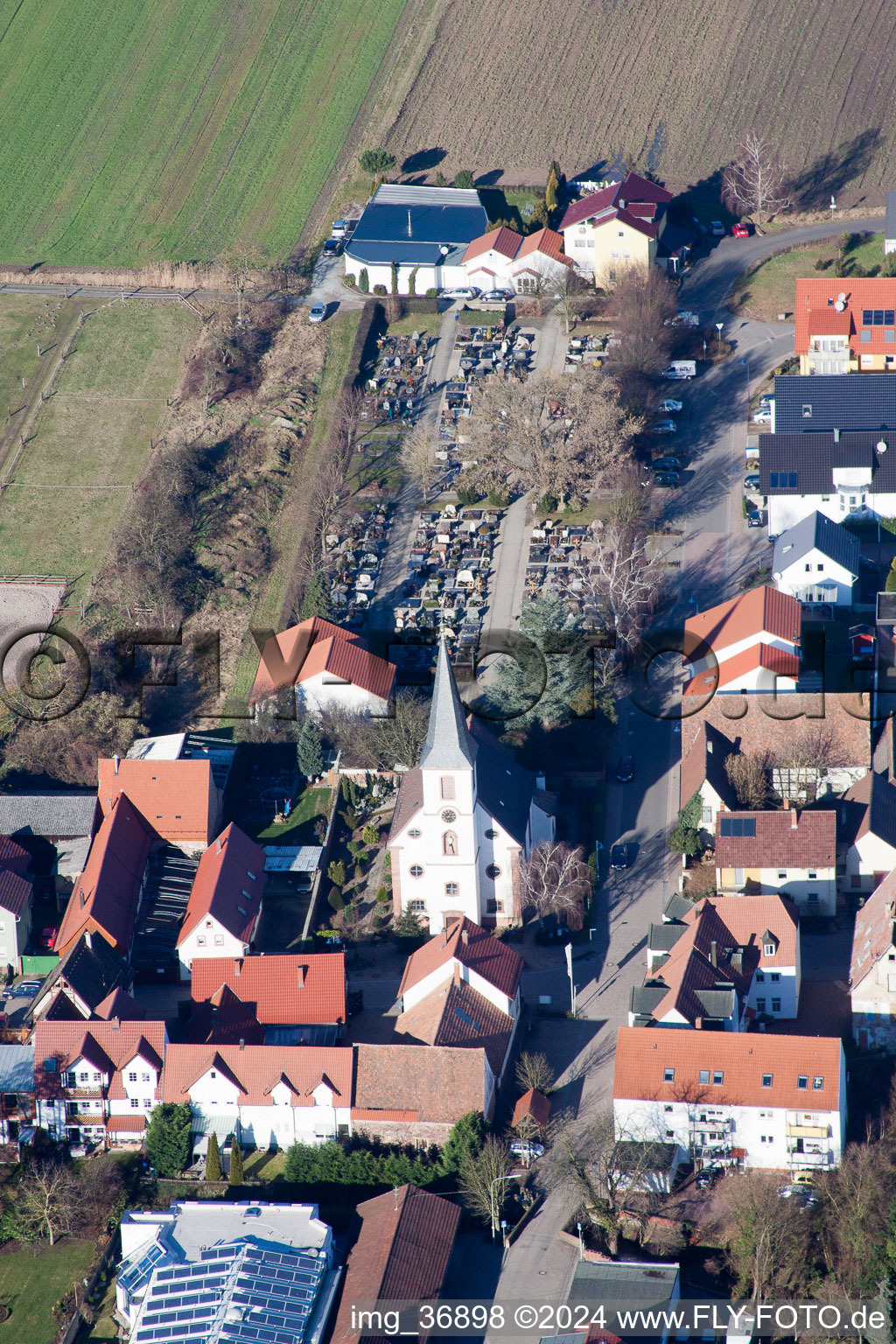 Vue aérienne de Cimetière à Hanhofen dans le département Rhénanie-Palatinat, Allemagne