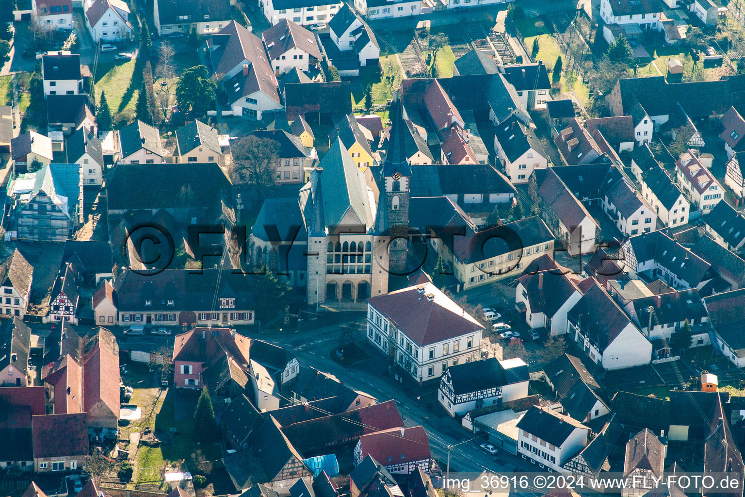 Vue aérienne de Saint Pierre et Paul à le quartier Geinsheim in Neustadt an der Weinstraße dans le département Rhénanie-Palatinat, Allemagne