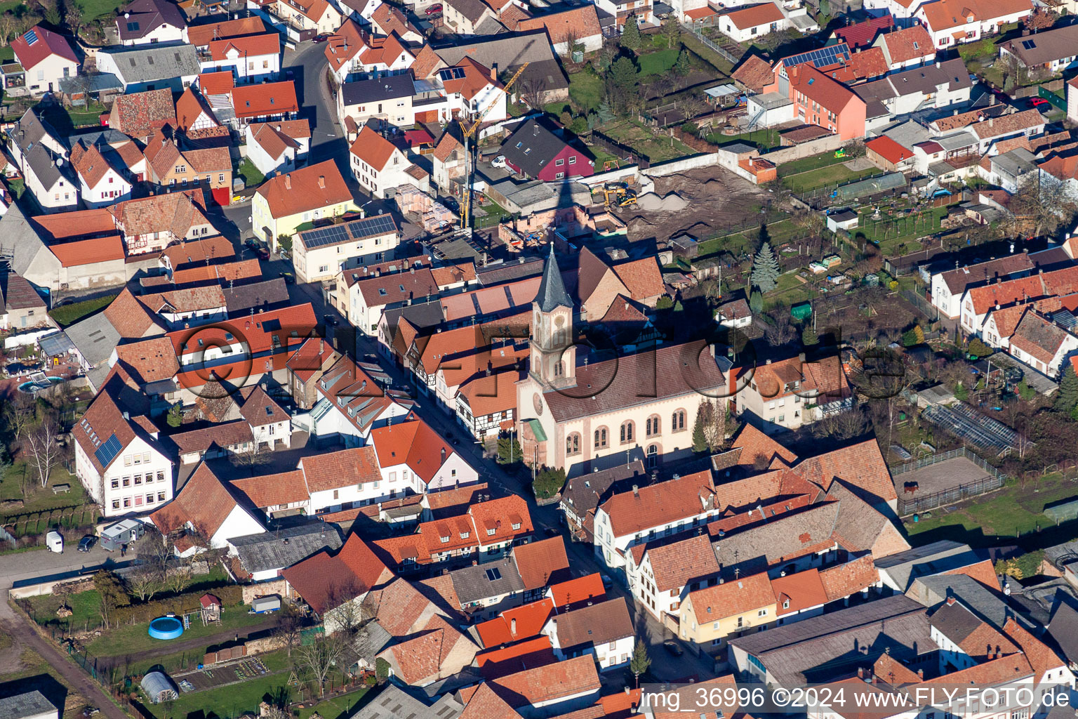 Vue aérienne de Église protestante Zeiskam à Zeiskam dans le département Rhénanie-Palatinat, Allemagne