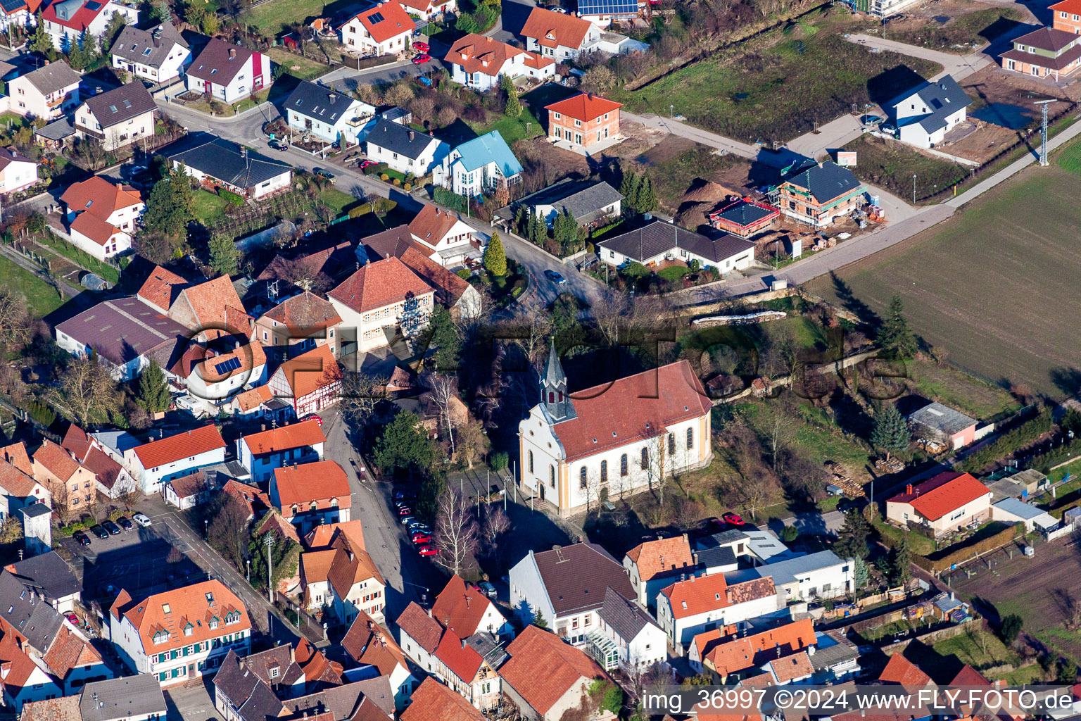Vue aérienne de Bâtiment de l'église de Saint-Barthélemy à Zeiskam dans le département Rhénanie-Palatinat, Allemagne