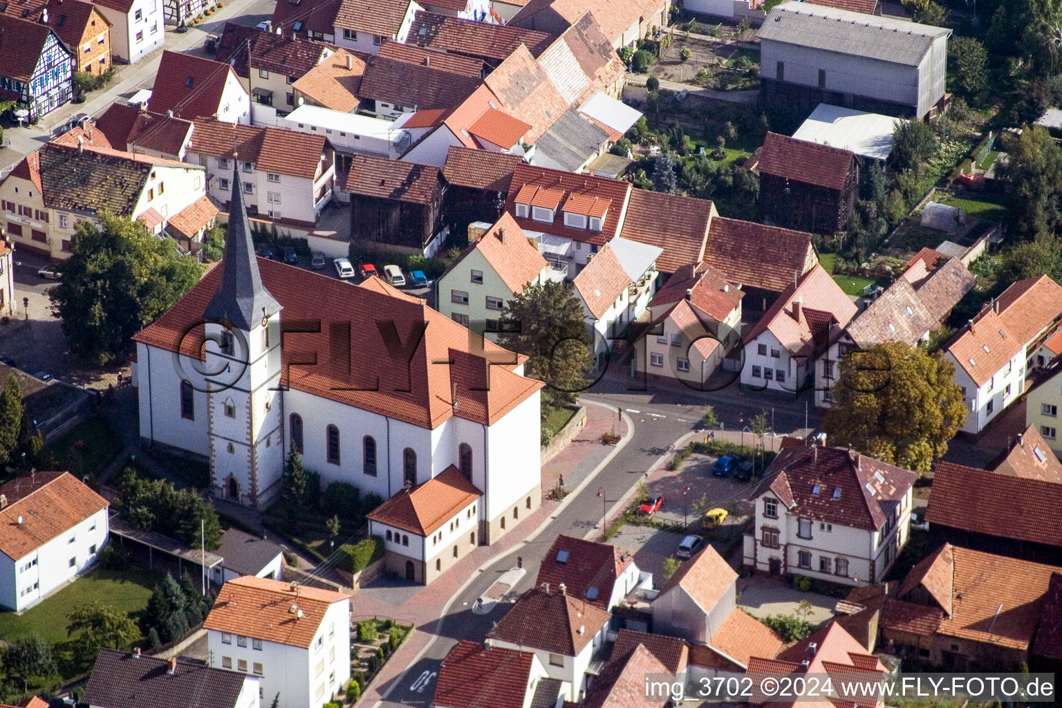 Vue aérienne de Bâtiment d'église au centre du village à Hatzenbühl dans le département Rhénanie-Palatinat, Allemagne