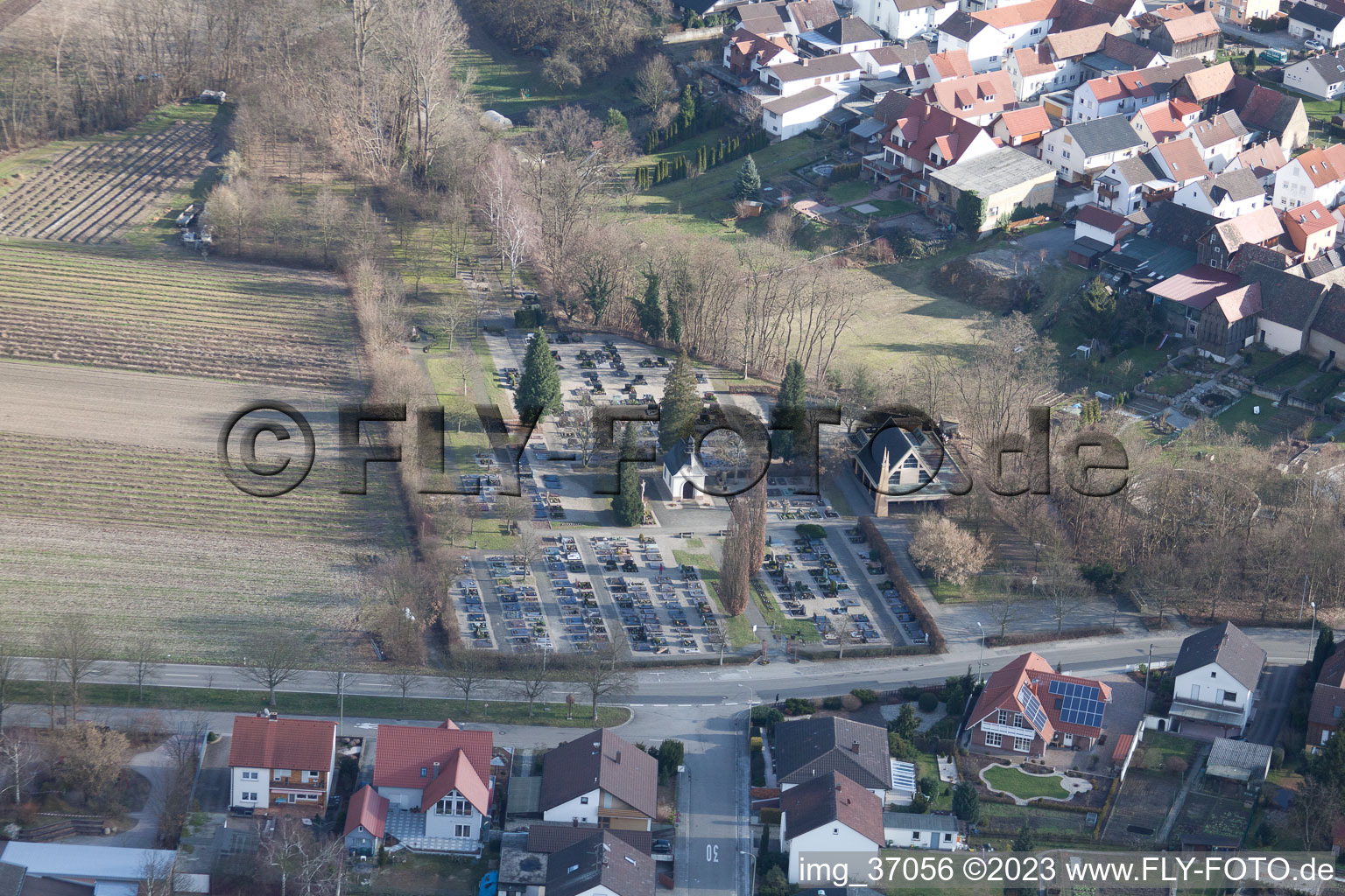 Vue aérienne de Cimetière à Kuhardt dans le département Rhénanie-Palatinat, Allemagne