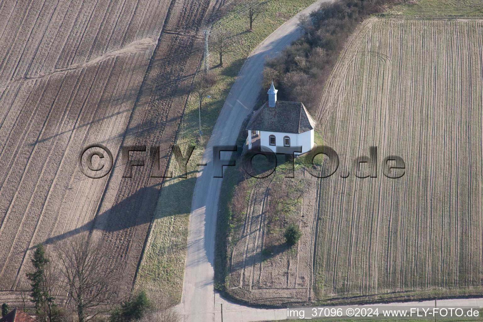 Vue aérienne de Chapelle des Pauvres Âmes sur Knittelsheimerstr à Herxheimweyher dans le département Rhénanie-Palatinat, Allemagne