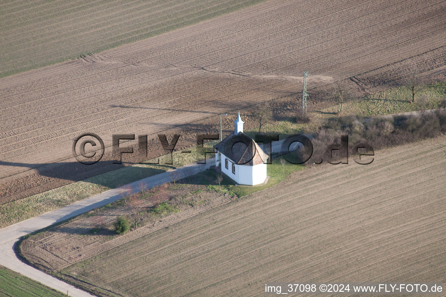 Vue aérienne de Chapelle des Pauvres Âmes sur Knittelsheimerstr à Herxheimweyher dans le département Rhénanie-Palatinat, Allemagne