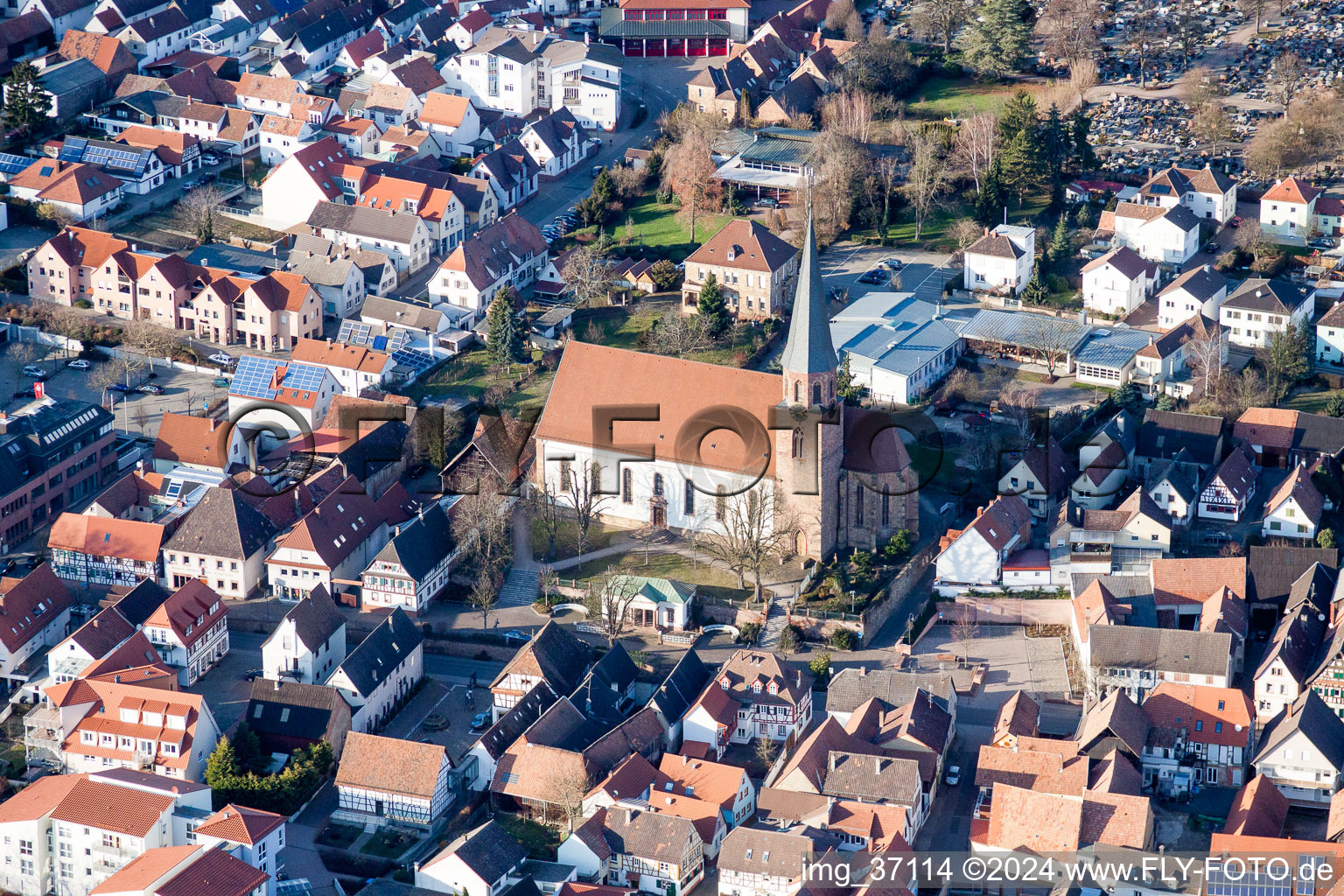 Vue aérienne de Bâtiment religieux Église catholique Sainte-Marie de l'Assomption Herxheim dans le centre historique du centre-ville (Palatinat) à le quartier Herxheim in Herxheim bei Landau dans le département Rhénanie-Palatinat, Allemagne