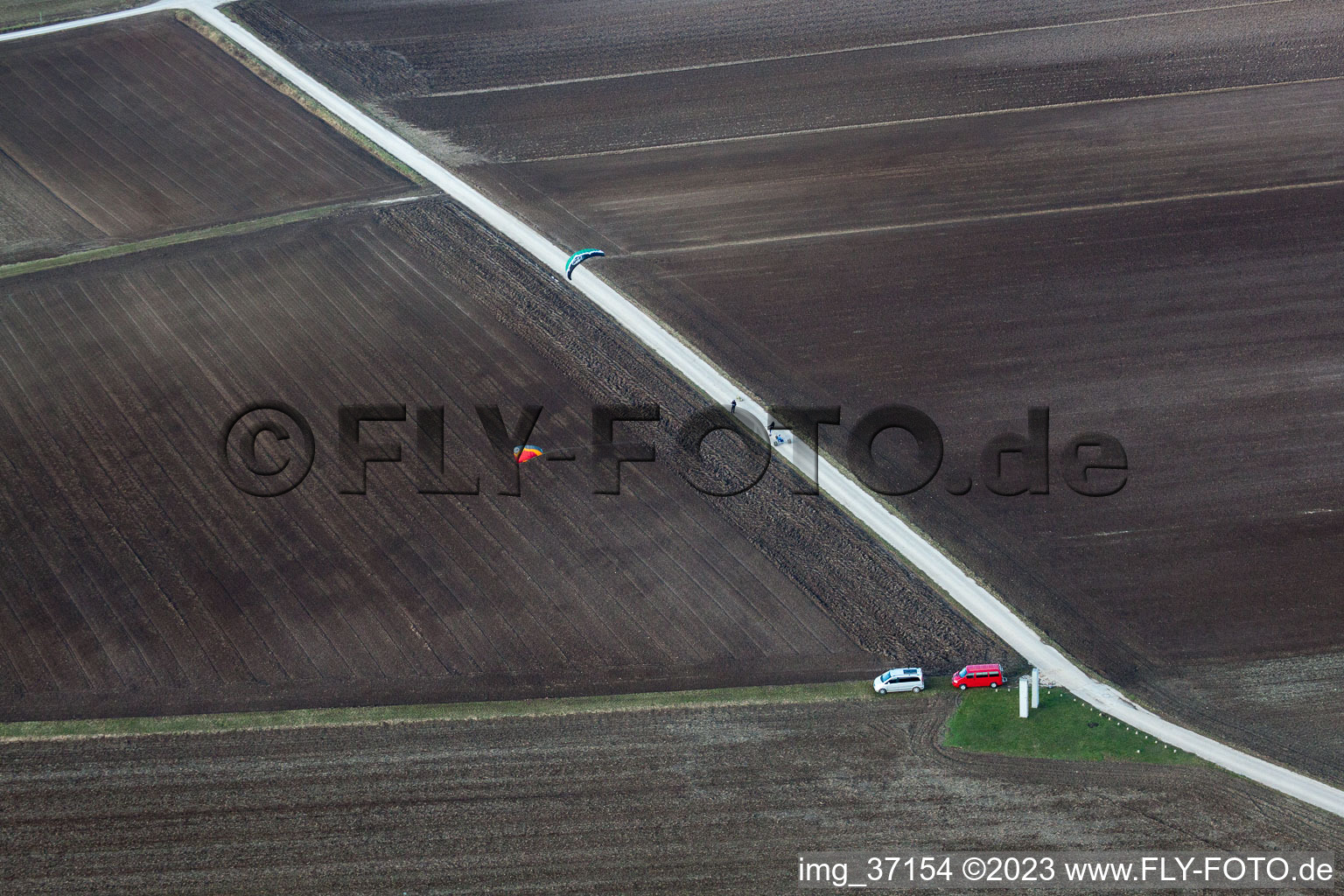 Vue aérienne de Kite surfeurs à la chapelle à le quartier Herxheim in Herxheim bei Landau dans le département Rhénanie-Palatinat, Allemagne