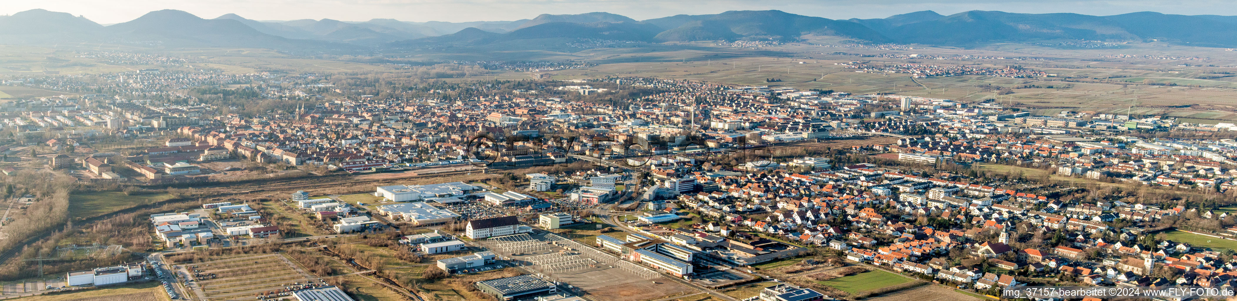 Vue aérienne de Panorama de la zone urbaine avec périphérie et centre-ville à le quartier Queichheim in Landau in der Pfalz dans le département Rhénanie-Palatinat, Allemagne