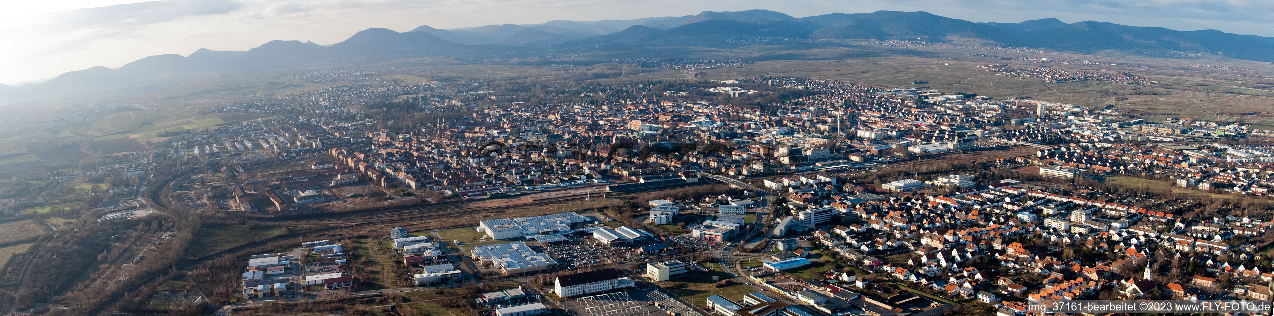 Vue aérienne de Panorama à le quartier Queichheim in Landau in der Pfalz dans le département Rhénanie-Palatinat, Allemagne