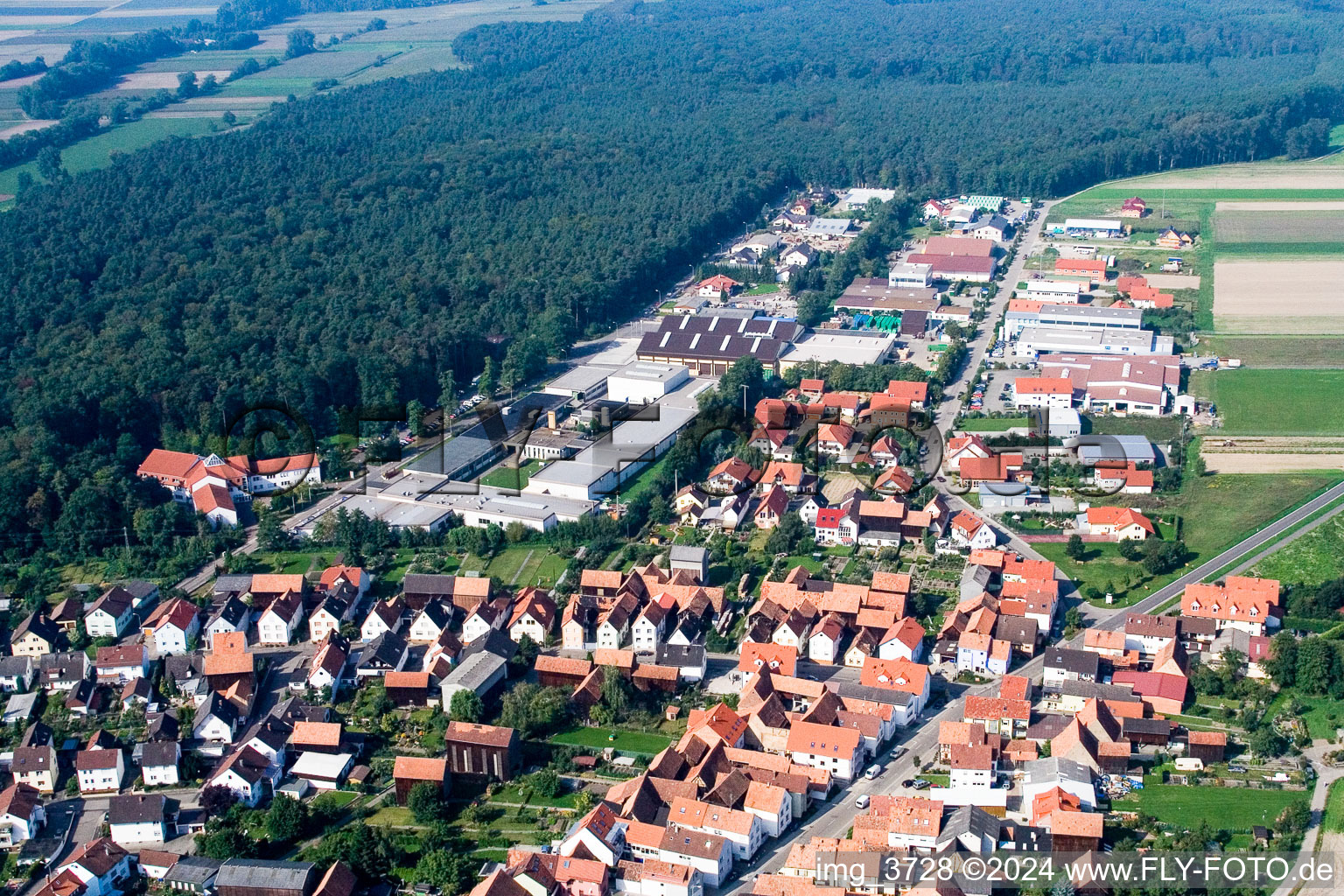 Vue aérienne de Zone industrielle et commerciale Im Gereut/Industriestrasse à Hatzenbühl dans le département Rhénanie-Palatinat, Allemagne