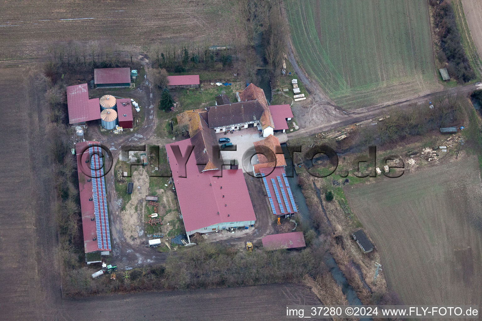 Moulin à rebord à Erlenbach bei Kandel dans le département Rhénanie-Palatinat, Allemagne vue d'en haut