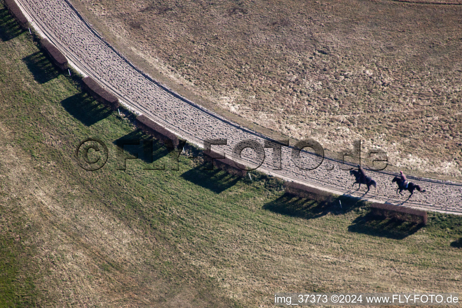 Vue aérienne de Hippodrome de l'hippodrome - Piste de trot de Weissenburg en Alsace à le quartier Altenstadt in Wissembourg dans le département Bas Rhin, France