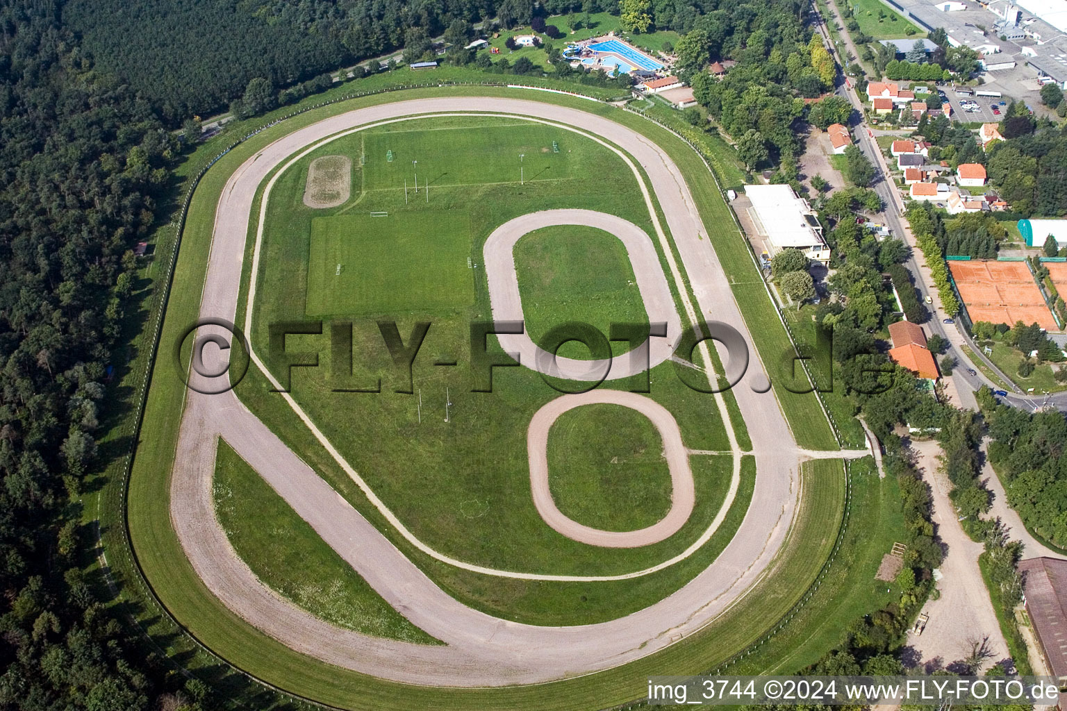 Vue aérienne de Hippodrome pour courses sur piste en sable et courses attelées (Palatinat) à le quartier Herxheim in Herxheim bei Landau dans le département Rhénanie-Palatinat, Allemagne