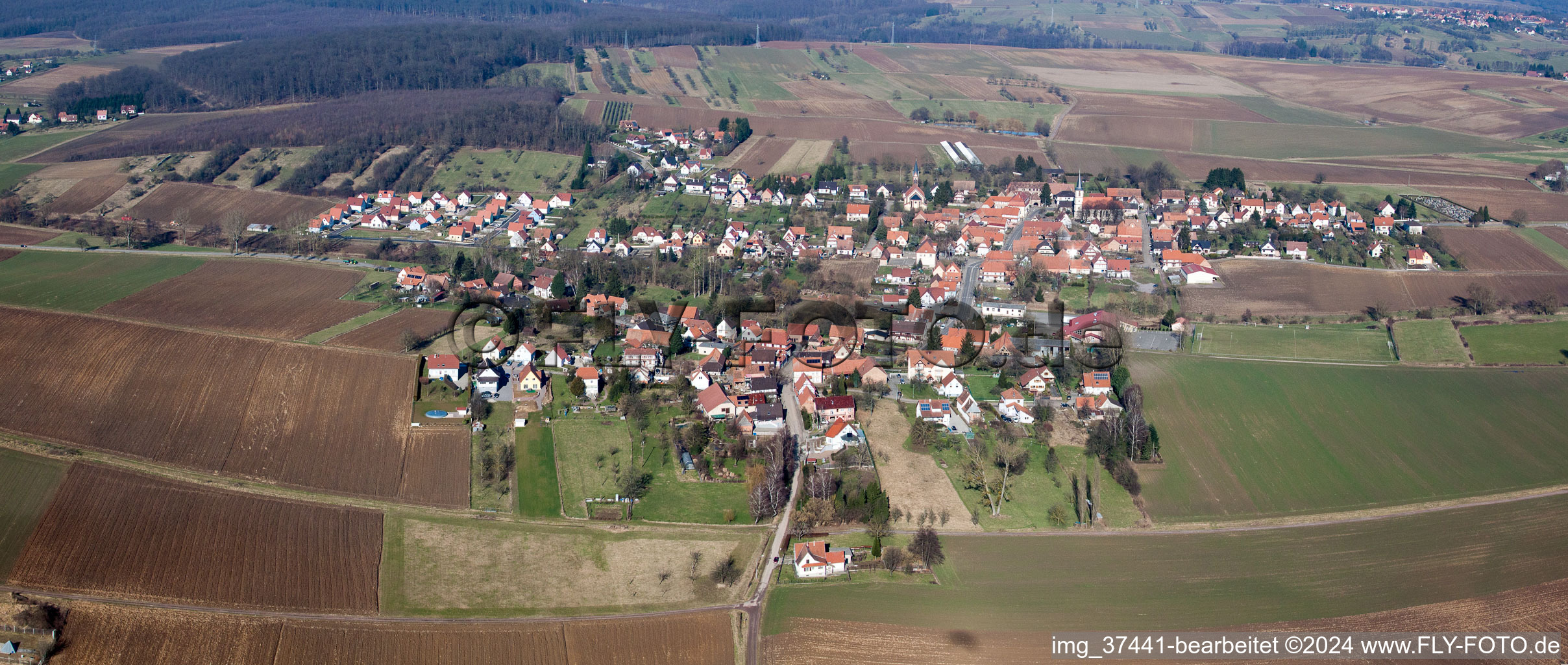 Vue aérienne de Champs agricoles et surfaces utilisables à Kutzenhausen dans le département Bas Rhin, France