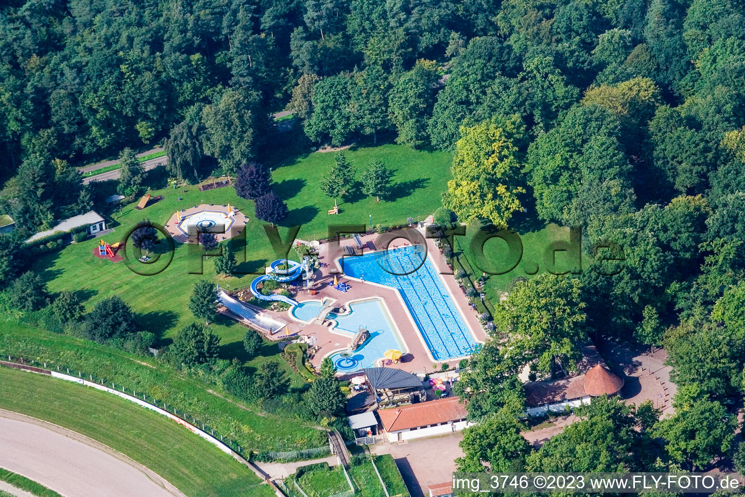 Vue aérienne de Piscine à le quartier Herxheim in Herxheim bei Landau dans le département Rhénanie-Palatinat, Allemagne