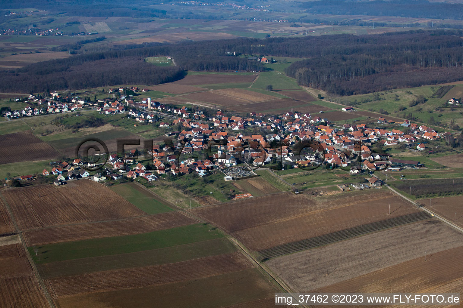 Vue aérienne de Hermerswiller dans le département Bas Rhin, France