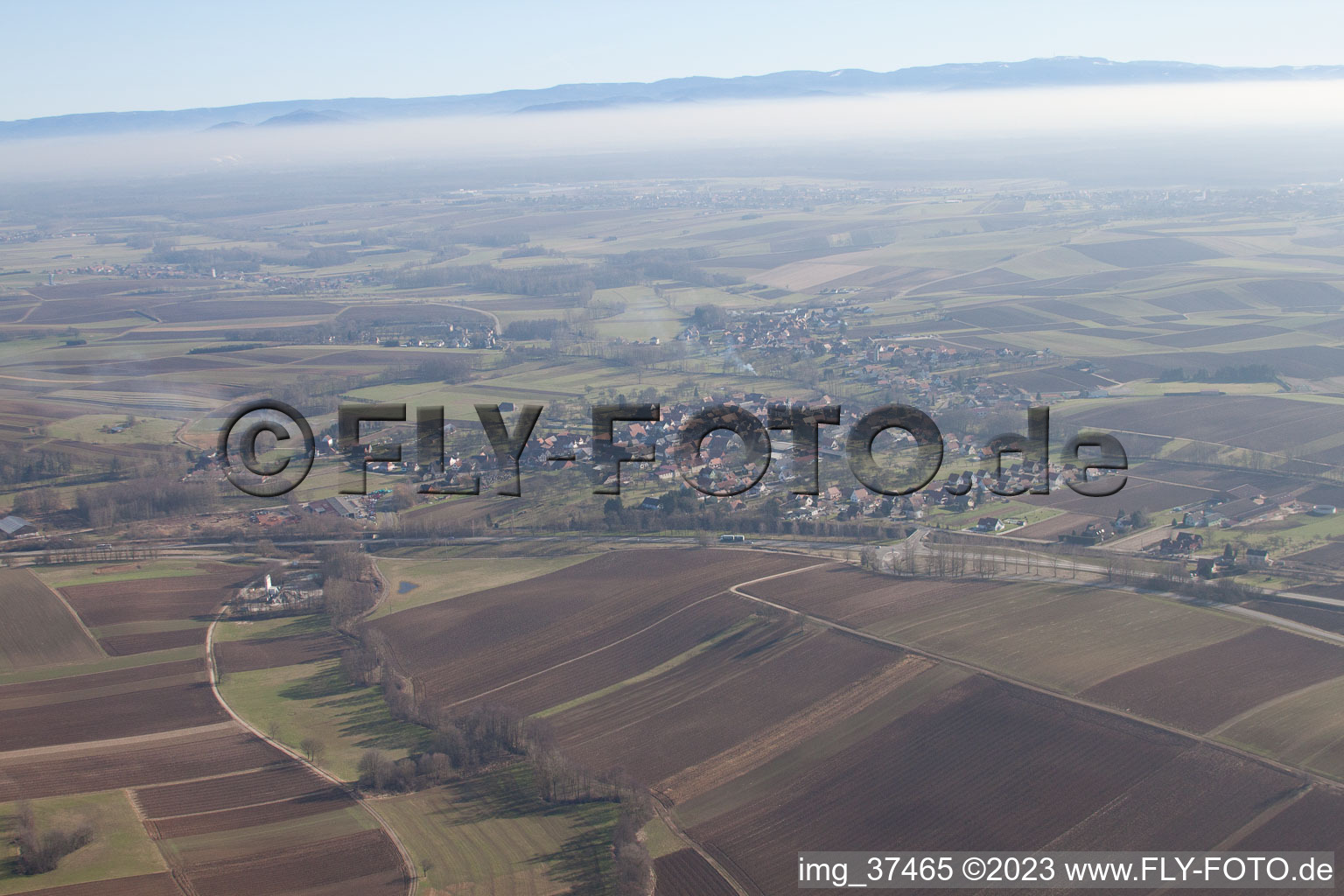 Schœnenbourg dans le département Bas Rhin, France du point de vue du drone