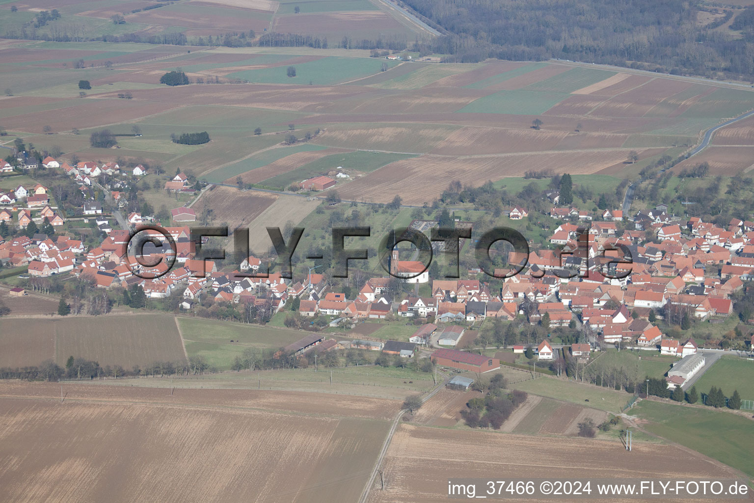 Vue aérienne de Schœnenbourg dans le département Bas Rhin, France