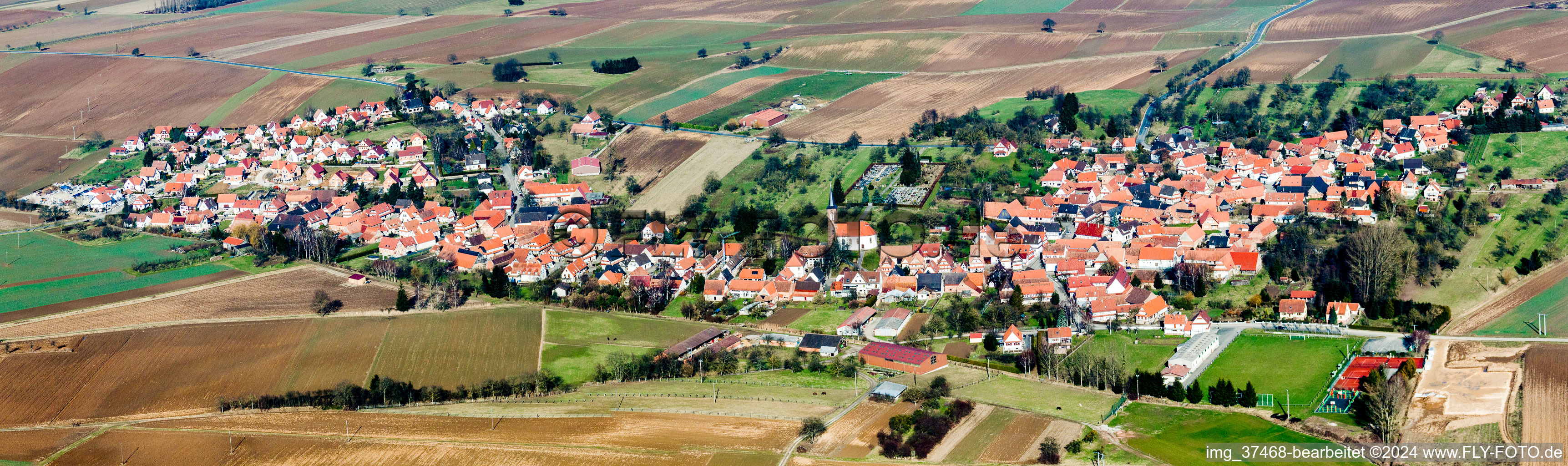 Vue aérienne de Panorama des champs agricoles et des terres agricoles à Hunspach dans le département Bas Rhin, France