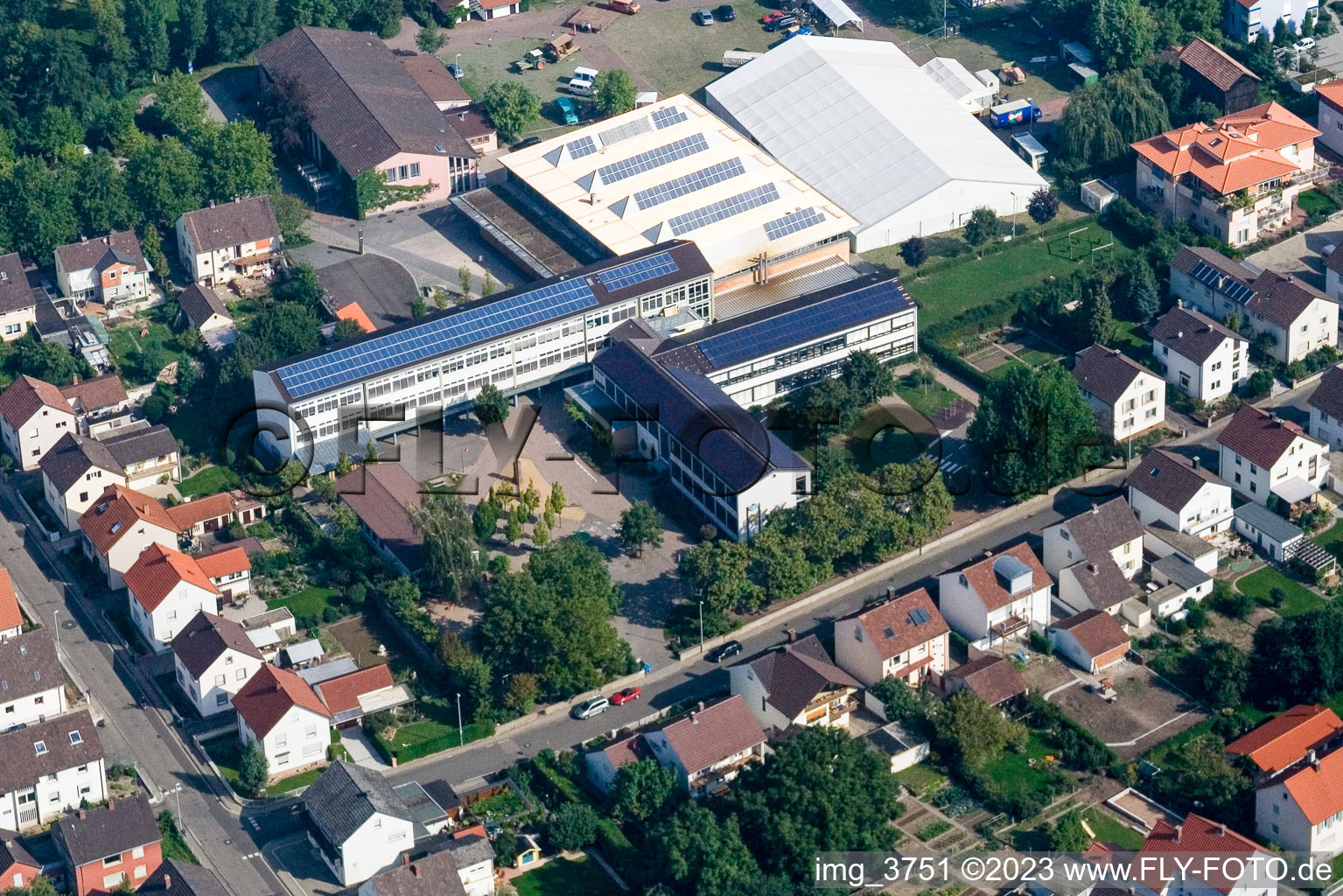 Vue aérienne de École à le quartier Herxheim in Herxheim bei Landau dans le département Rhénanie-Palatinat, Allemagne