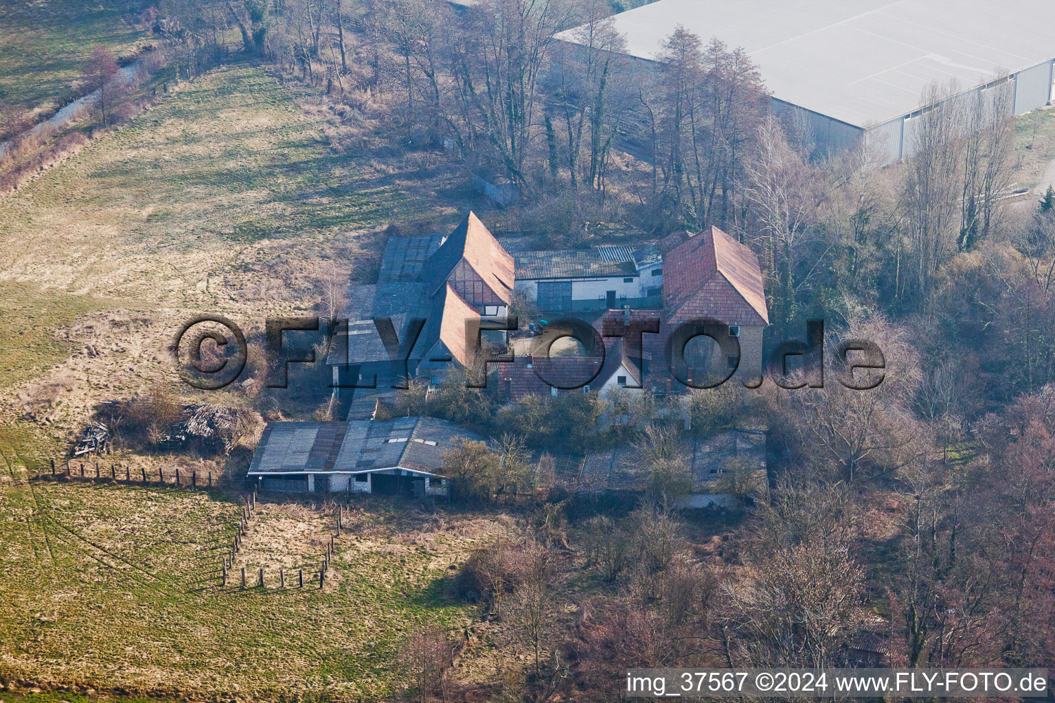 Vue oblique de Barthelsmühle à le quartier Minderslachen in Kandel dans le département Rhénanie-Palatinat, Allemagne