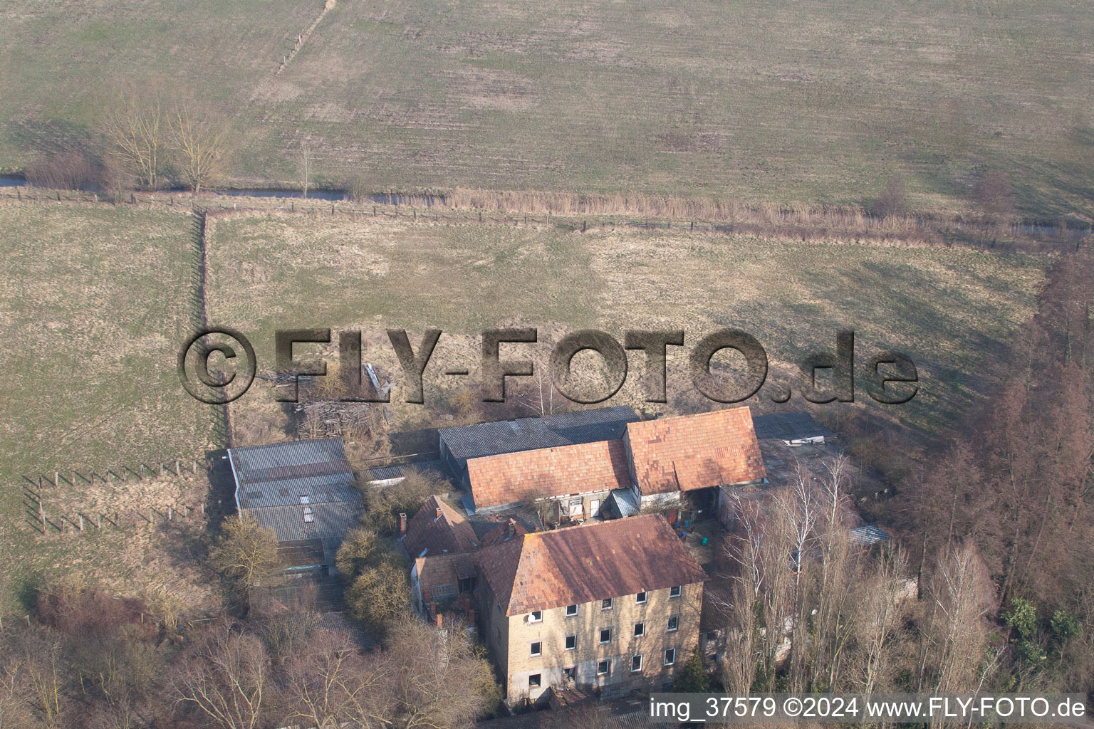 Vue d'oiseau de Barthelsmühle à le quartier Minderslachen in Kandel dans le département Rhénanie-Palatinat, Allemagne