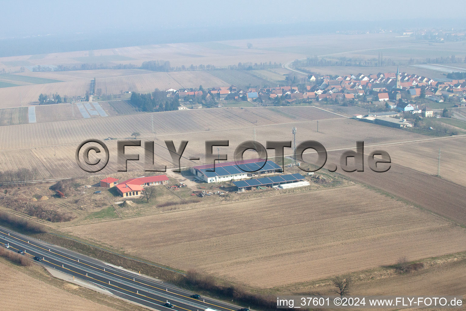 Vue aérienne de Cour de poulet à Erlenbach bei Kandel dans le département Rhénanie-Palatinat, Allemagne