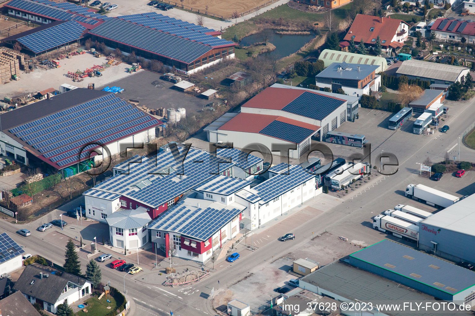 Vue aérienne de Zone commerciale de Gäxwald, centre REHA à le quartier Herxheim in Herxheim bei Landau dans le département Rhénanie-Palatinat, Allemagne