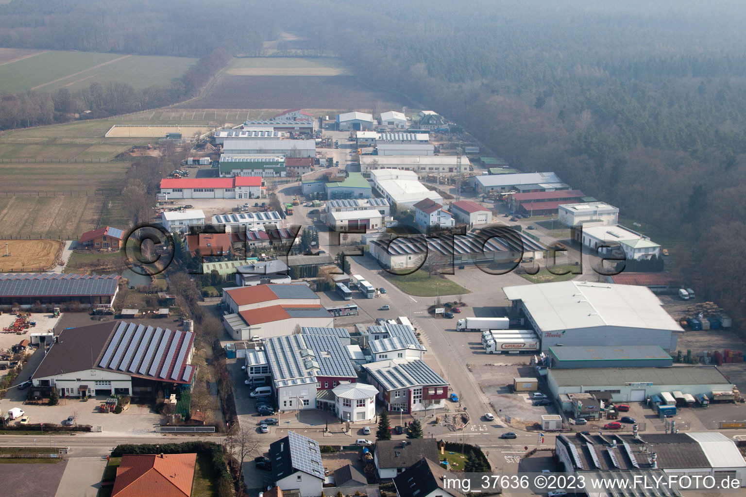 Vue oblique de Zone industrielle de Gäxwald à le quartier Herxheim in Herxheim bei Landau dans le département Rhénanie-Palatinat, Allemagne