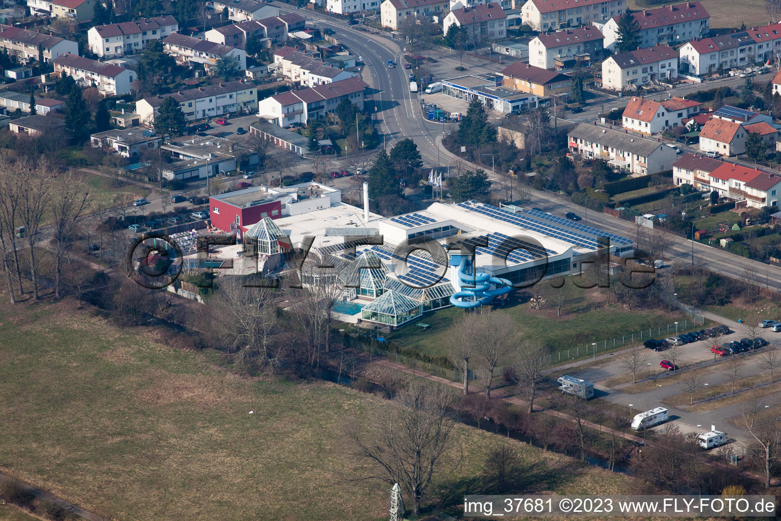 Vue aérienne de Piscine ludique La-Ola à le quartier Queichheim in Landau in der Pfalz dans le département Rhénanie-Palatinat, Allemagne