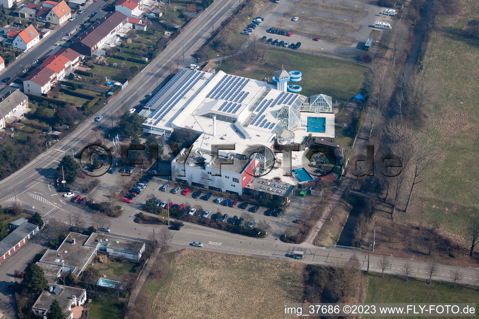 Vue aérienne de Piscine ludique La-Ola à le quartier Queichheim in Landau in der Pfalz dans le département Rhénanie-Palatinat, Allemagne