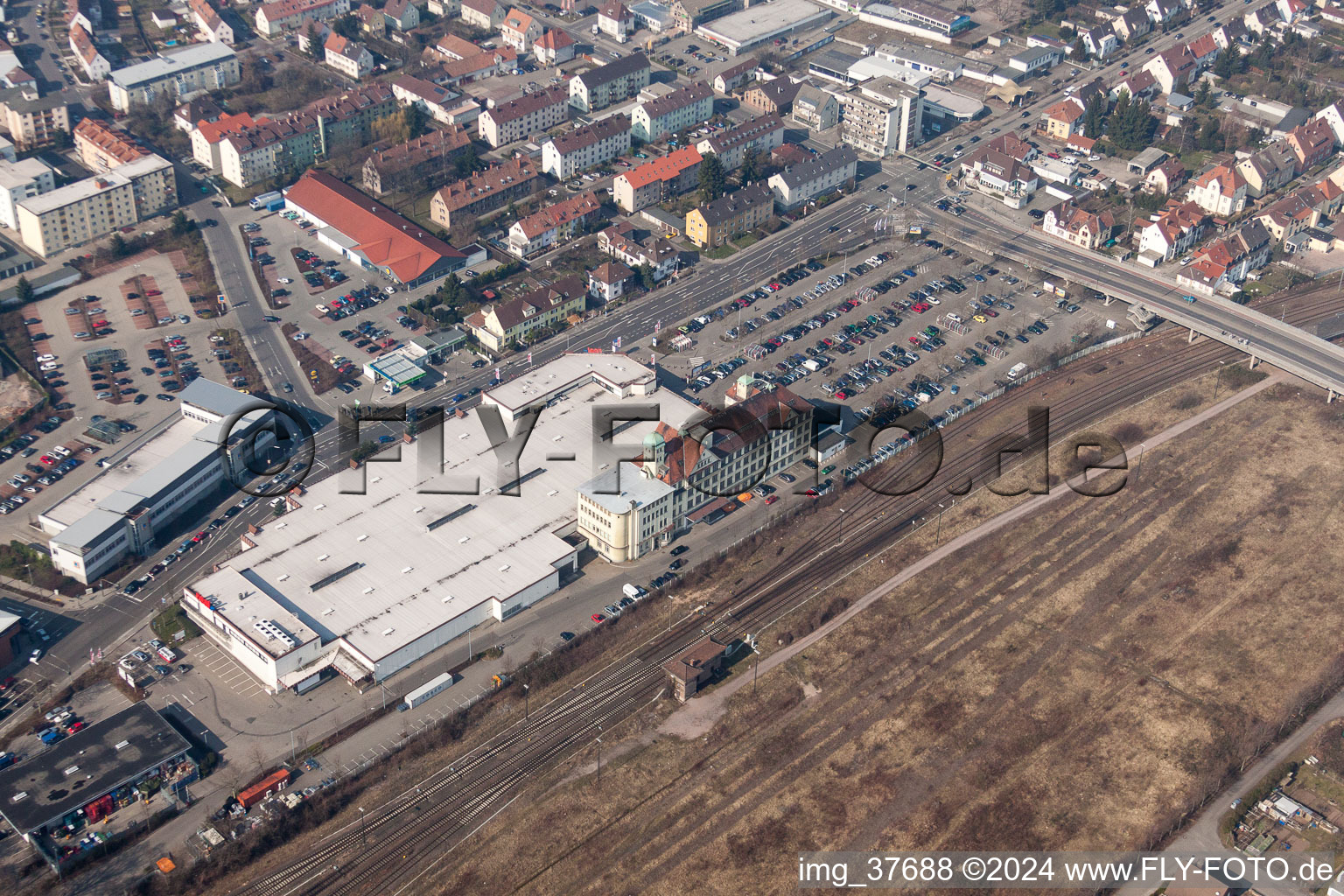 Vue aérienne de Véritable centre commercial, - SB-Warenhaus GmbH dans le quartier de Queichheim à Landau in der Pfalz dans le département Rhénanie-Palatinat, Allemagne