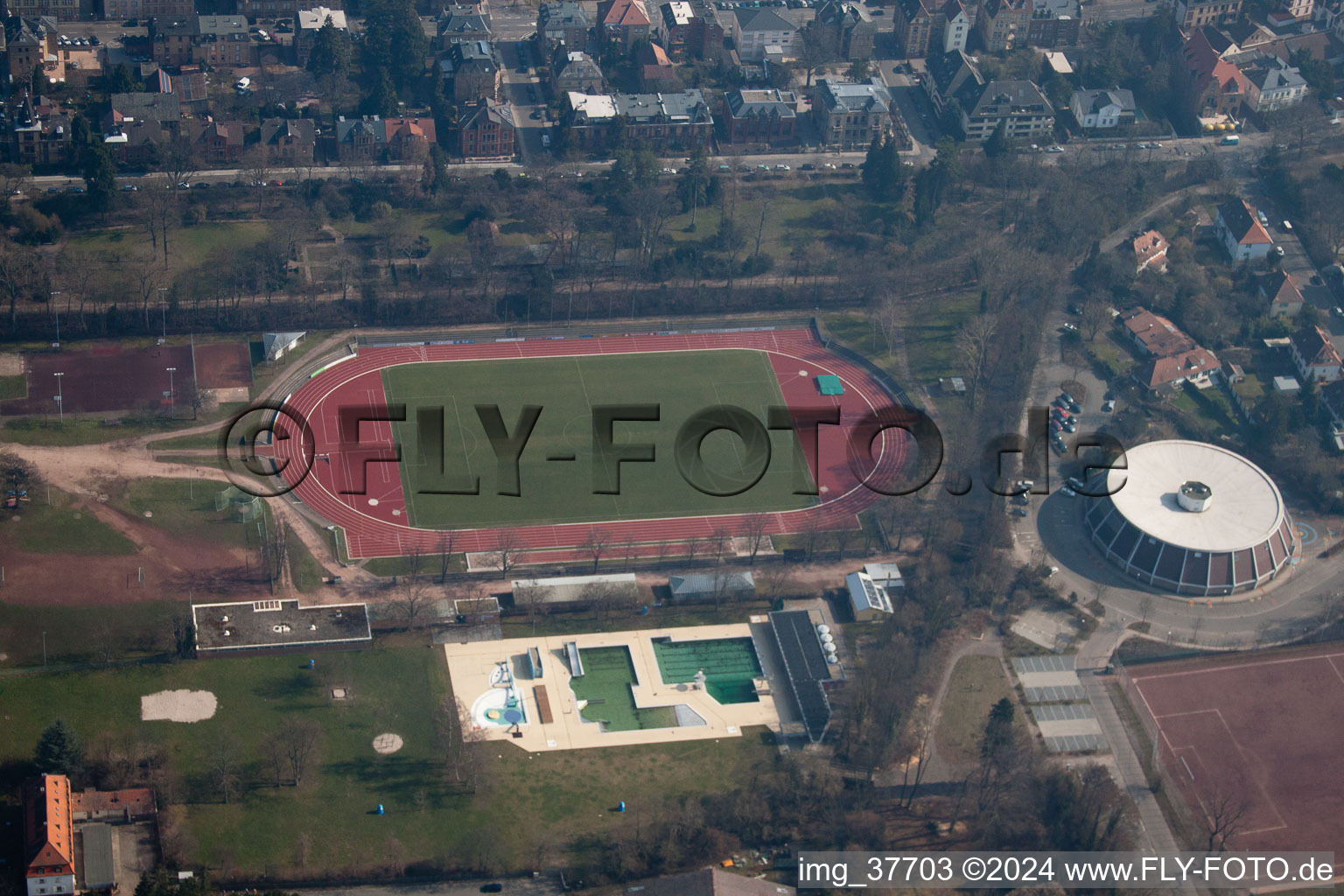 Vue aérienne de Salle de sport ronde, piscine extérieure à Landau in der Pfalz dans le département Rhénanie-Palatinat, Allemagne