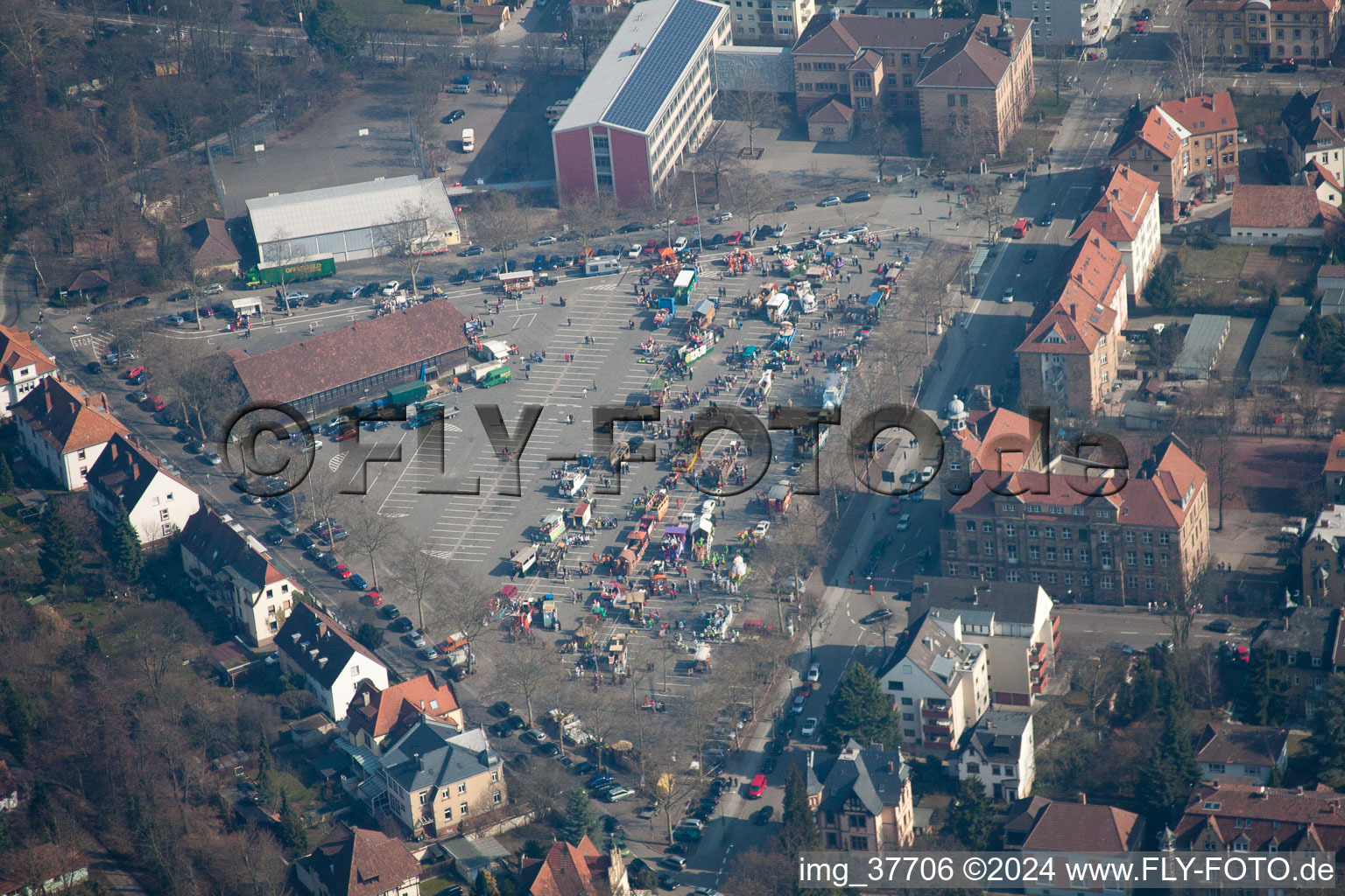 Vue aérienne de Place du marché, installation du cortège du carnaval à Landau in der Pfalz dans le département Rhénanie-Palatinat, Allemagne