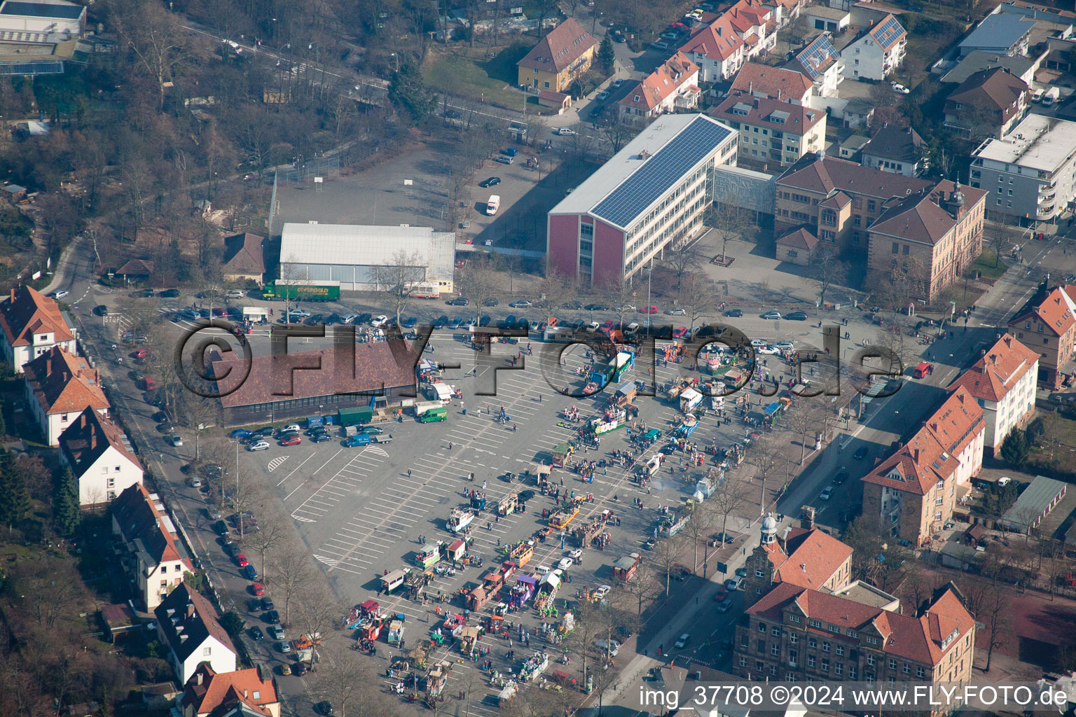 Vue aérienne de Place du marché, installation du cortège du carnaval à Landau in der Pfalz dans le département Rhénanie-Palatinat, Allemagne