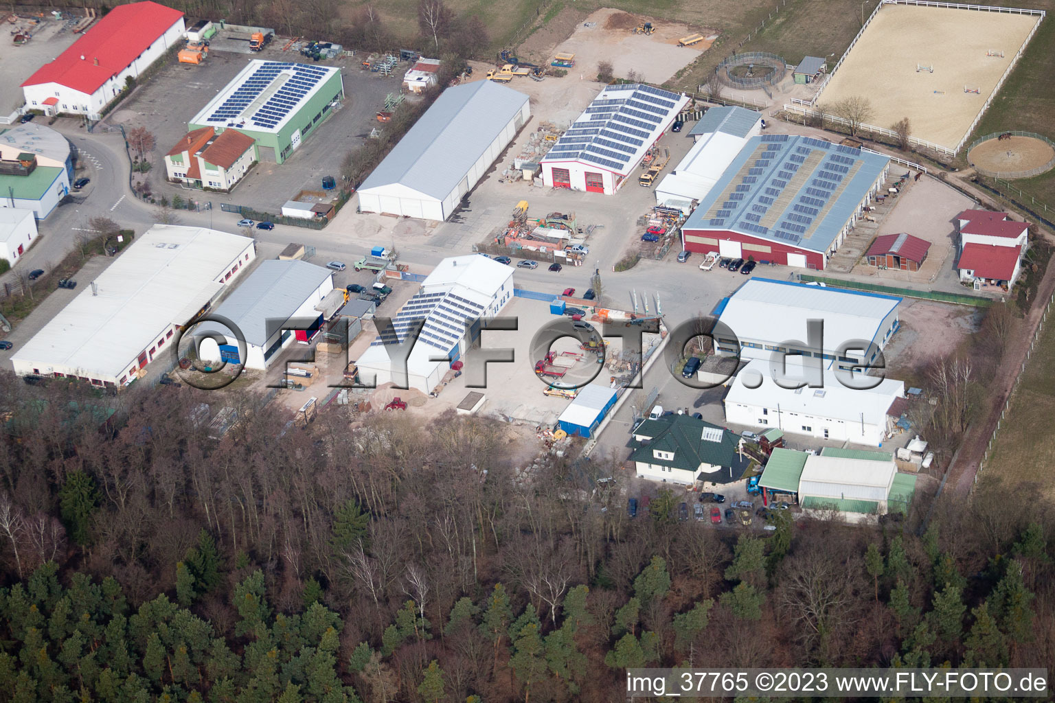 Zone industrielle de Gäxwald à le quartier Herxheim in Herxheim bei Landau dans le département Rhénanie-Palatinat, Allemagne du point de vue du drone