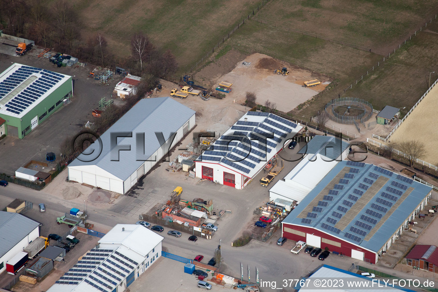 Zone industrielle de Gäxwald à le quartier Herxheim in Herxheim bei Landau dans le département Rhénanie-Palatinat, Allemagne vu d'un drone