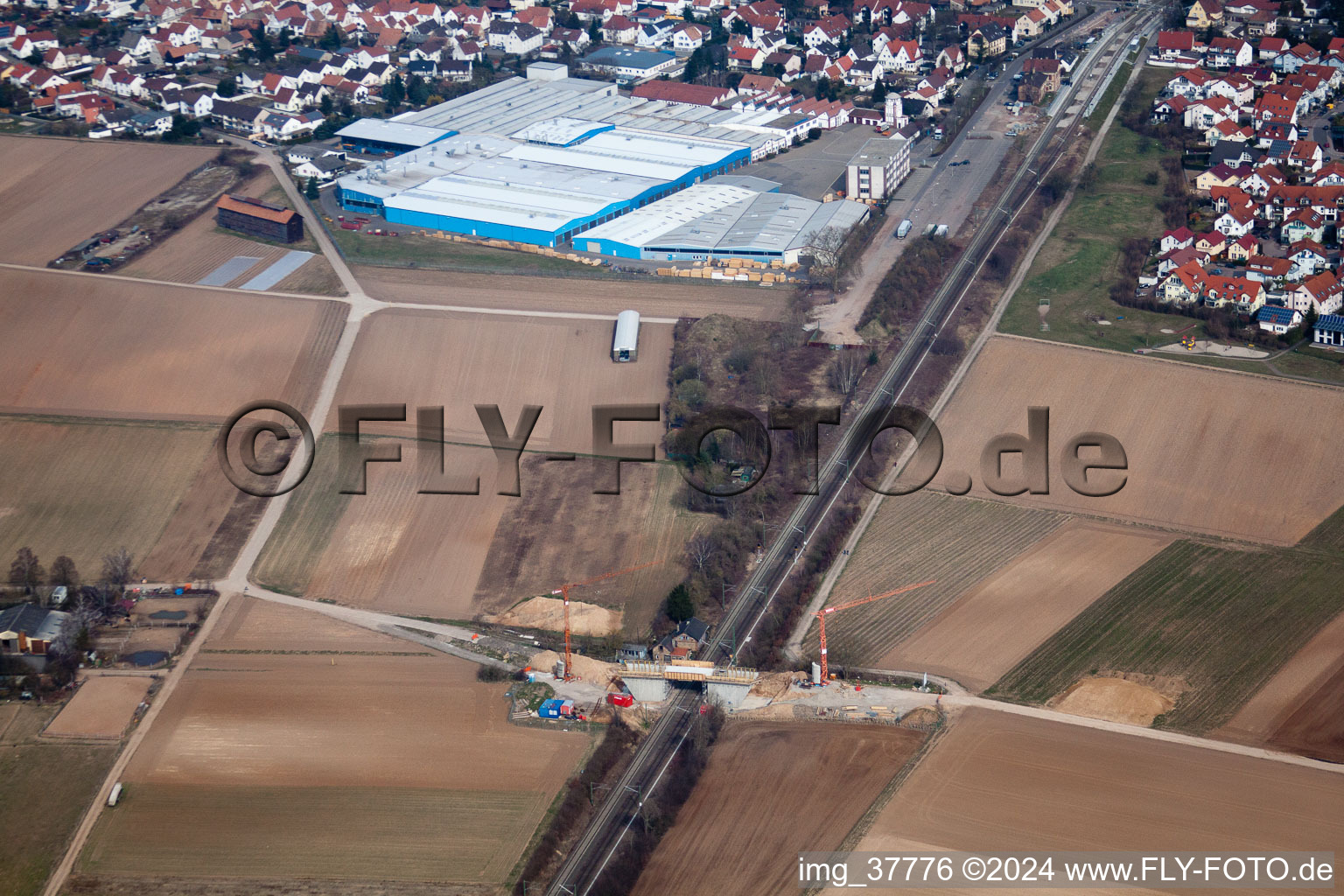 Vue aérienne de Immeuble complexe d'entrepôts dans la zone commerciale TRANSAC Intern. Speditionsgesellschaft mbH à Rülzheim dans le département Rhénanie-Palatinat, Allemagne