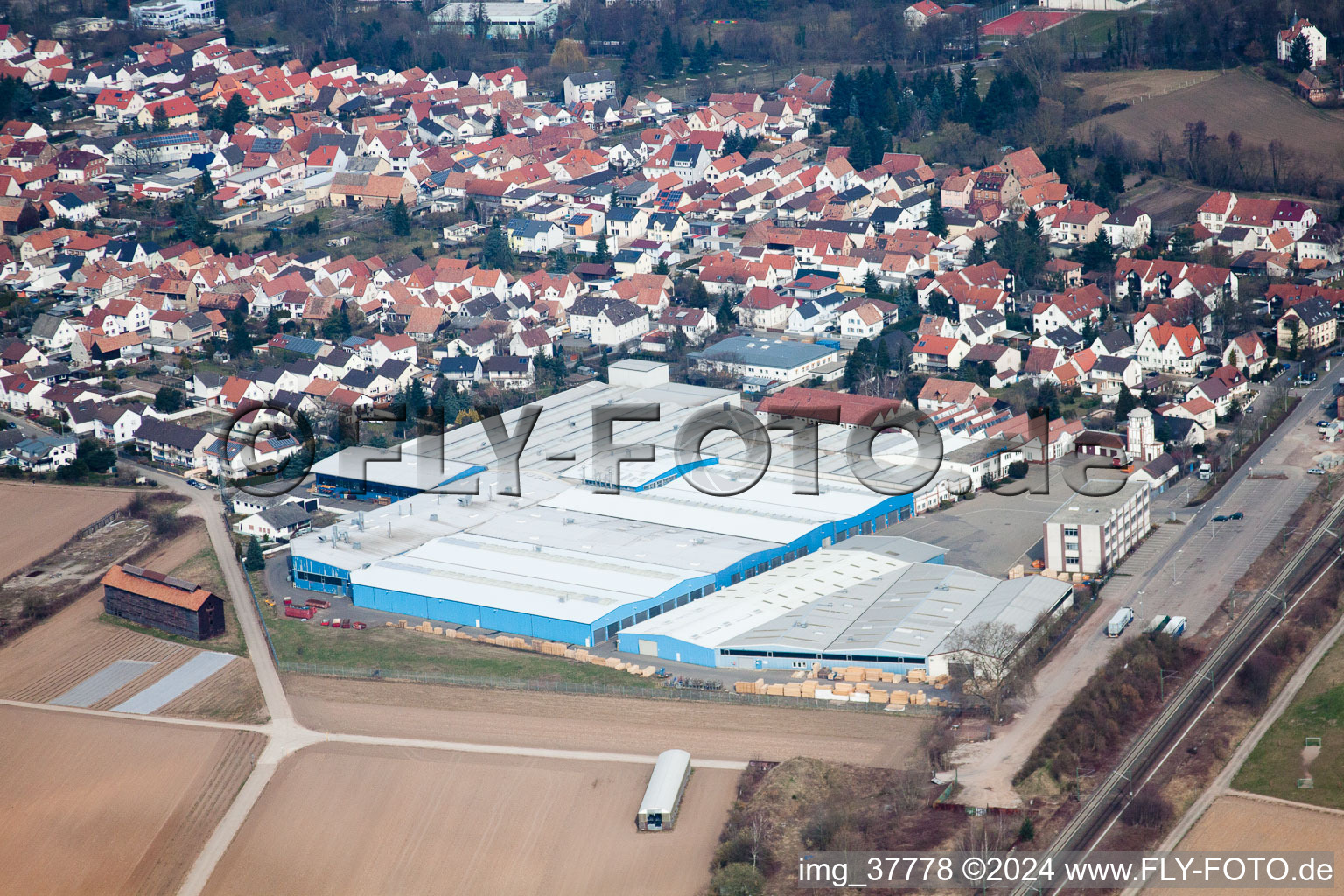 Vue aérienne de Immeuble complexe d'entrepôts dans la zone commerciale TRANSAC Intern. Speditionsgesellschaft mbH à Rülzheim dans le département Rhénanie-Palatinat, Allemagne