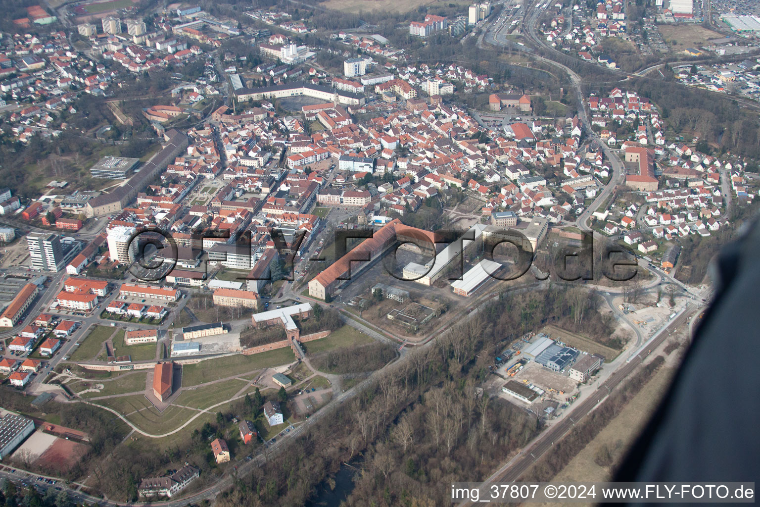 Germersheim dans le département Rhénanie-Palatinat, Allemagne depuis l'avion