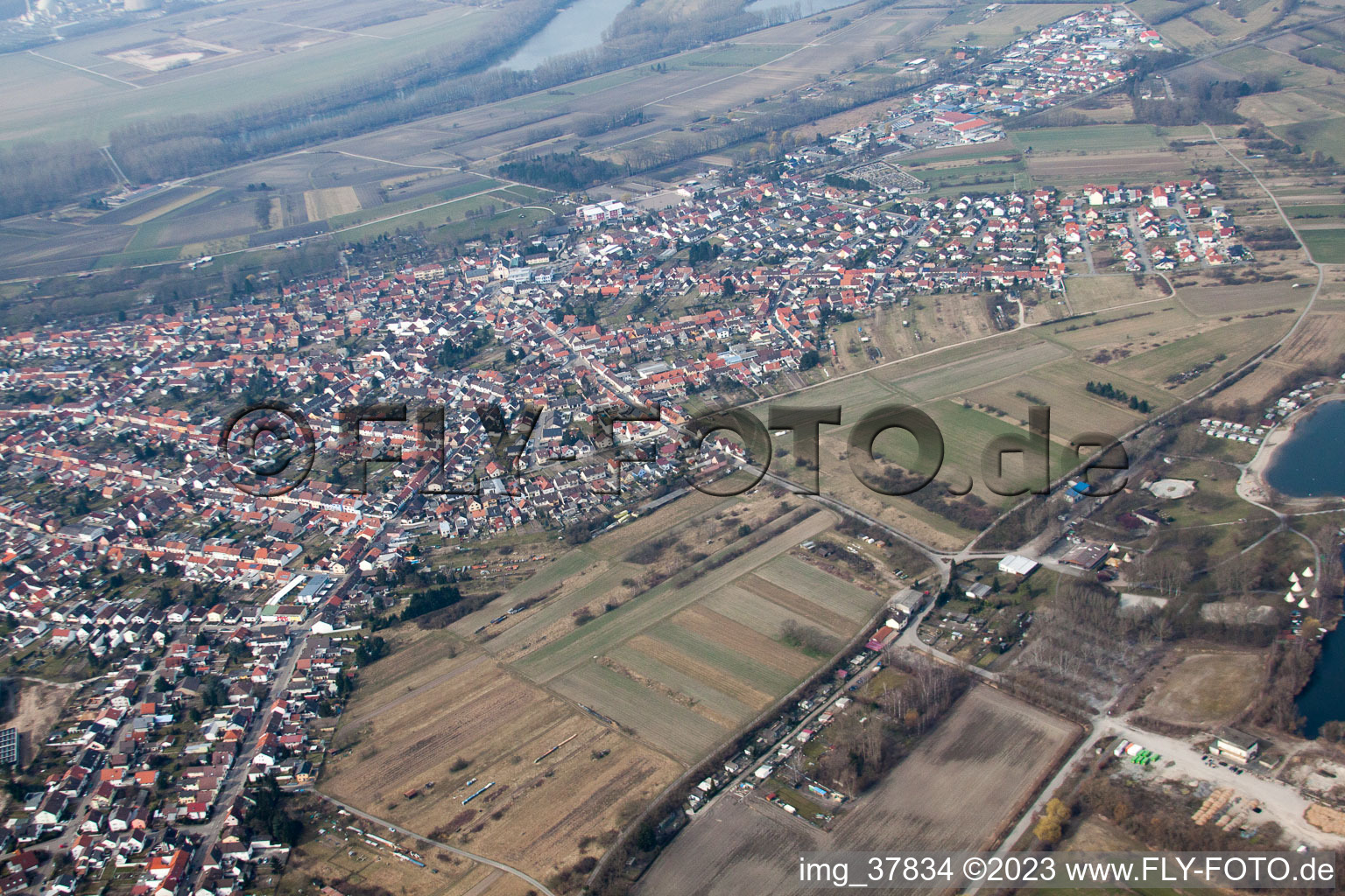 Quartier Oberhausen in Oberhausen-Rheinhausen dans le département Bade-Wurtemberg, Allemagne du point de vue du drone