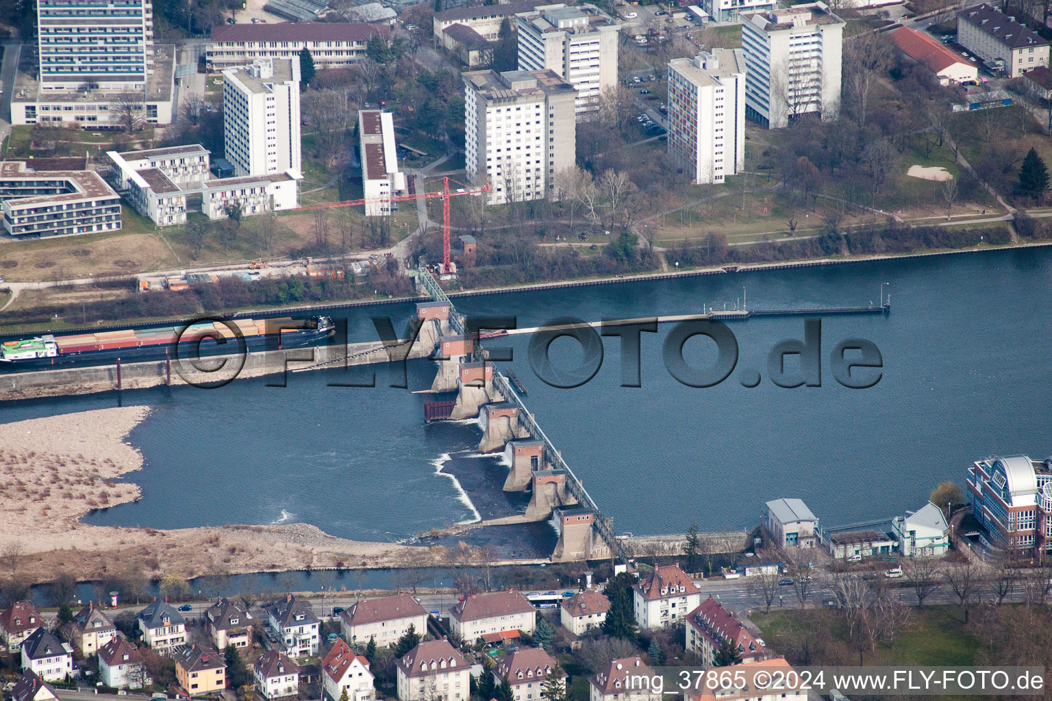 Vue aérienne de Pont déversoir sur le Neckar à le quartier Bergheim in Heidelberg dans le département Bade-Wurtemberg, Allemagne