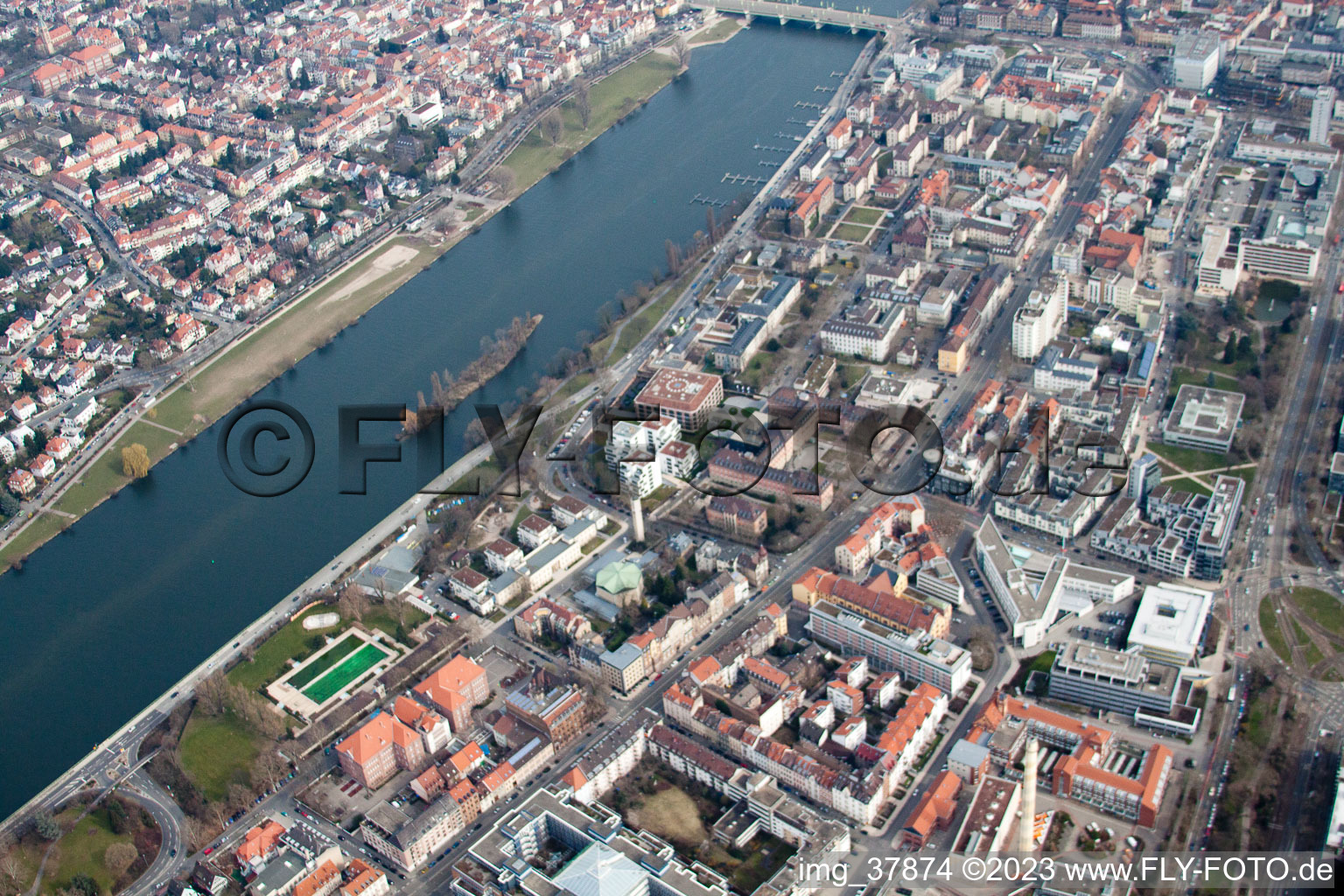 Vue aérienne de B37 au bord du Neckar à le quartier Bergheim in Heidelberg dans le département Bade-Wurtemberg, Allemagne