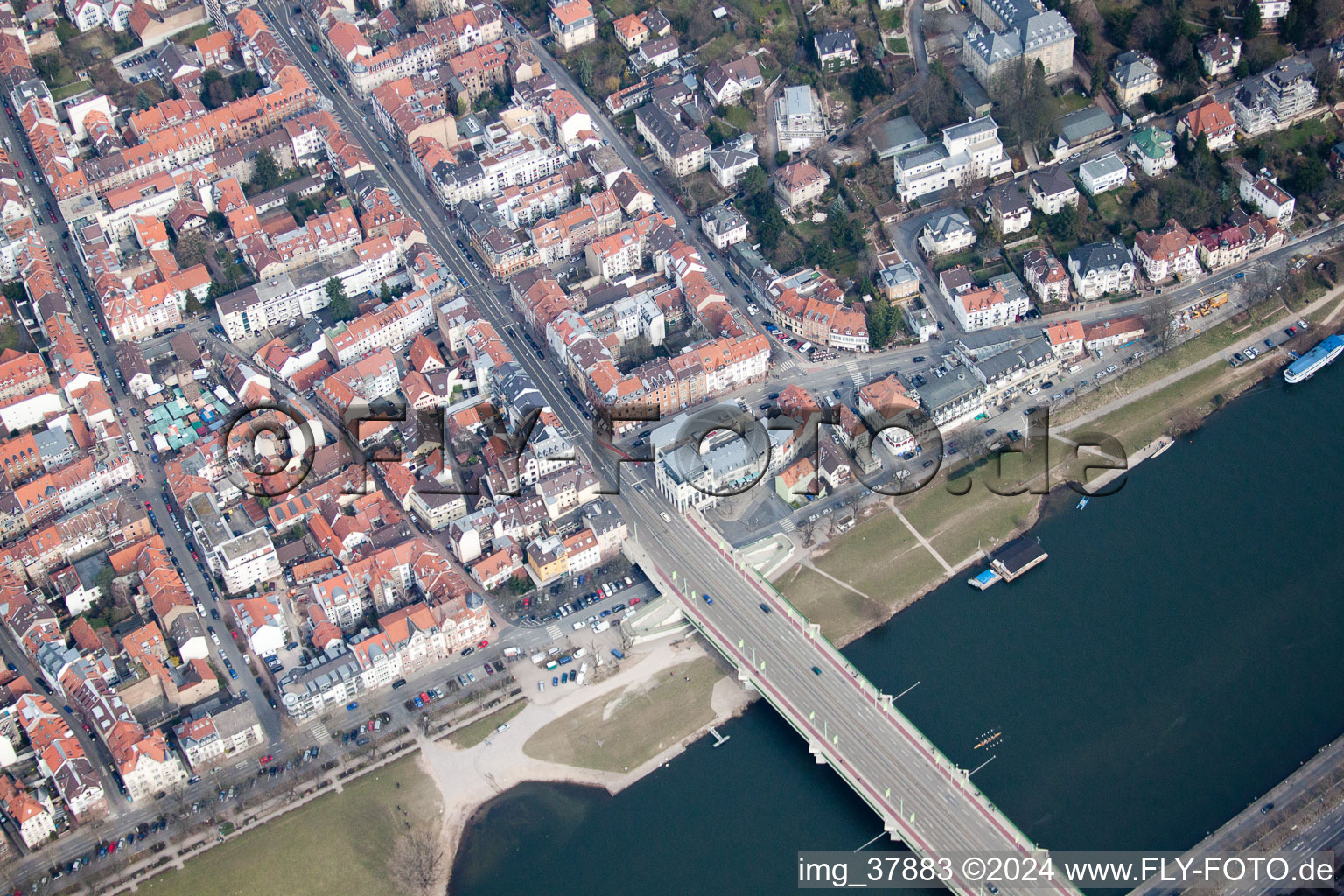 Vue aérienne de Parking Nordbrückenkopf à le quartier Neuenheim in Heidelberg dans le département Bade-Wurtemberg, Allemagne