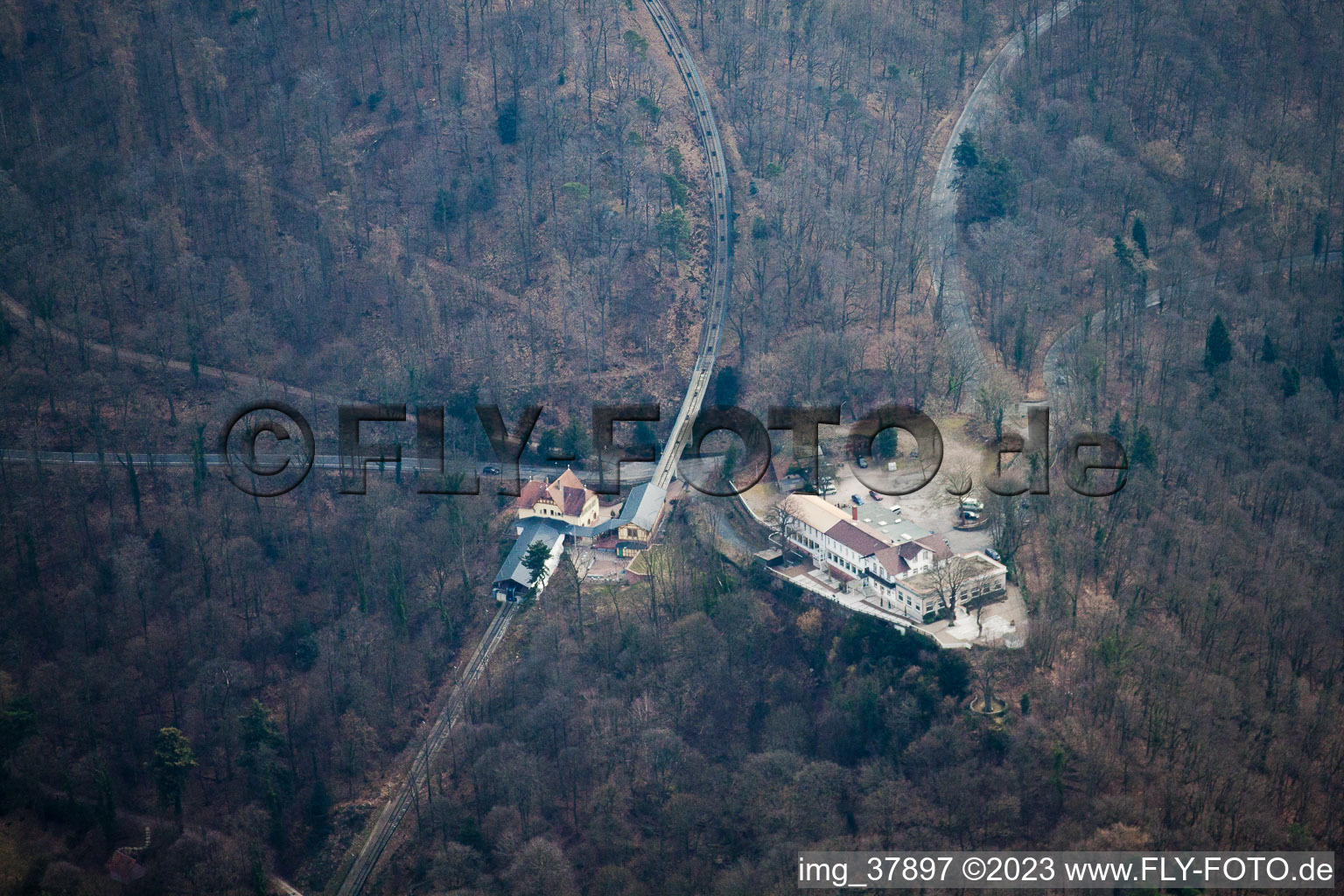 Vue aérienne de Gare intermédiaire du chemin de fer de montagne de Molkenkur à le quartier Kernaltstadt in Heidelberg dans le département Bade-Wurtemberg, Allemagne