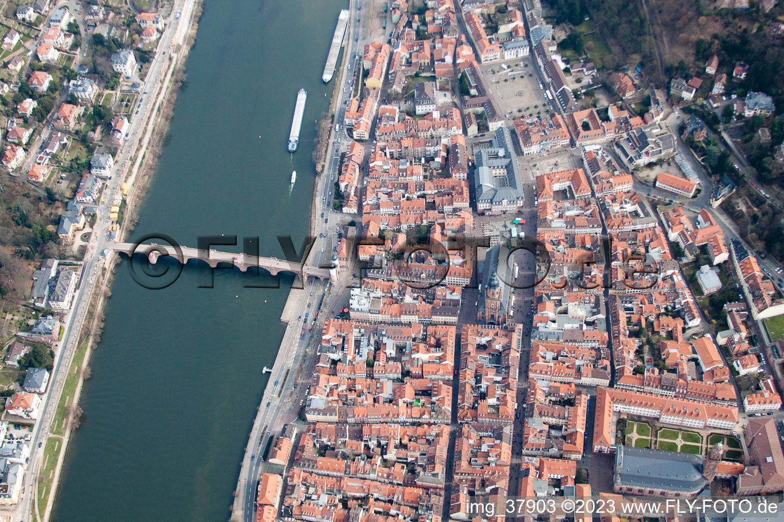 Vue aérienne de Vieux pont, vieille ville à le quartier Kernaltstadt in Heidelberg dans le département Bade-Wurtemberg, Allemagne