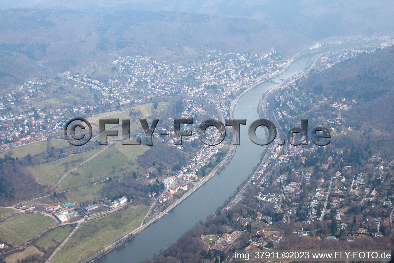 Vue aérienne de Quartier Ziegelhausen in Heidelberg dans le département Bade-Wurtemberg, Allemagne