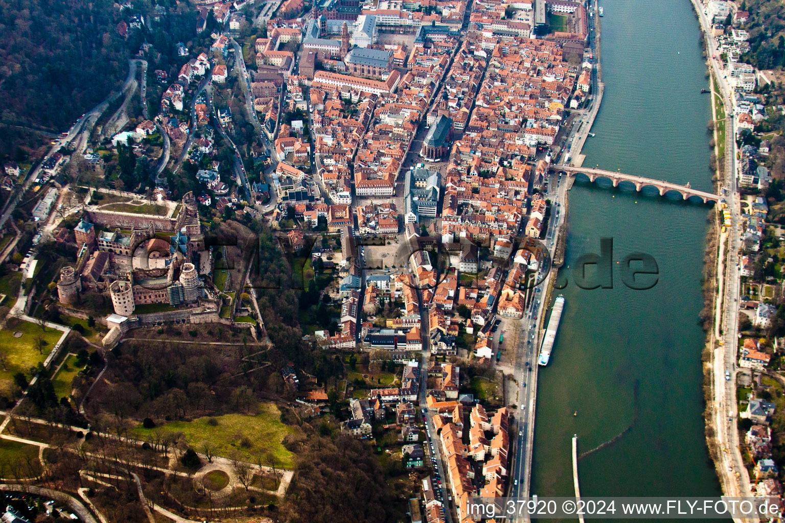 Vue aérienne de Vieille ville de Heidelberg sur le Neckar. Sur la photo se trouvent également les ruines du château Heidelberg à le quartier Kernaltstadt in Heidelberg dans le département Bade-Wurtemberg, Allemagne